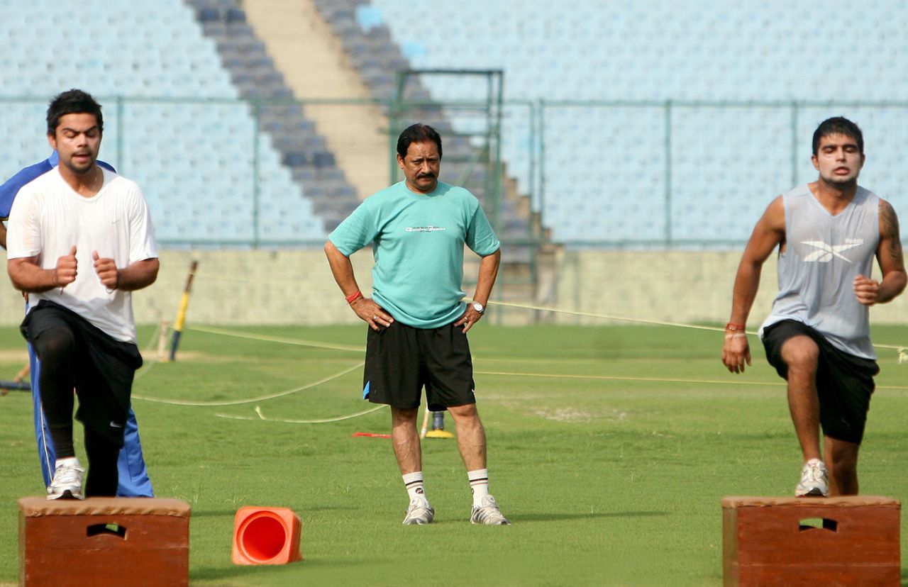 Chetan Chauhan oversees a Delhi pre-season camp, also featuring a young Virat Kohli, August 20, 2009