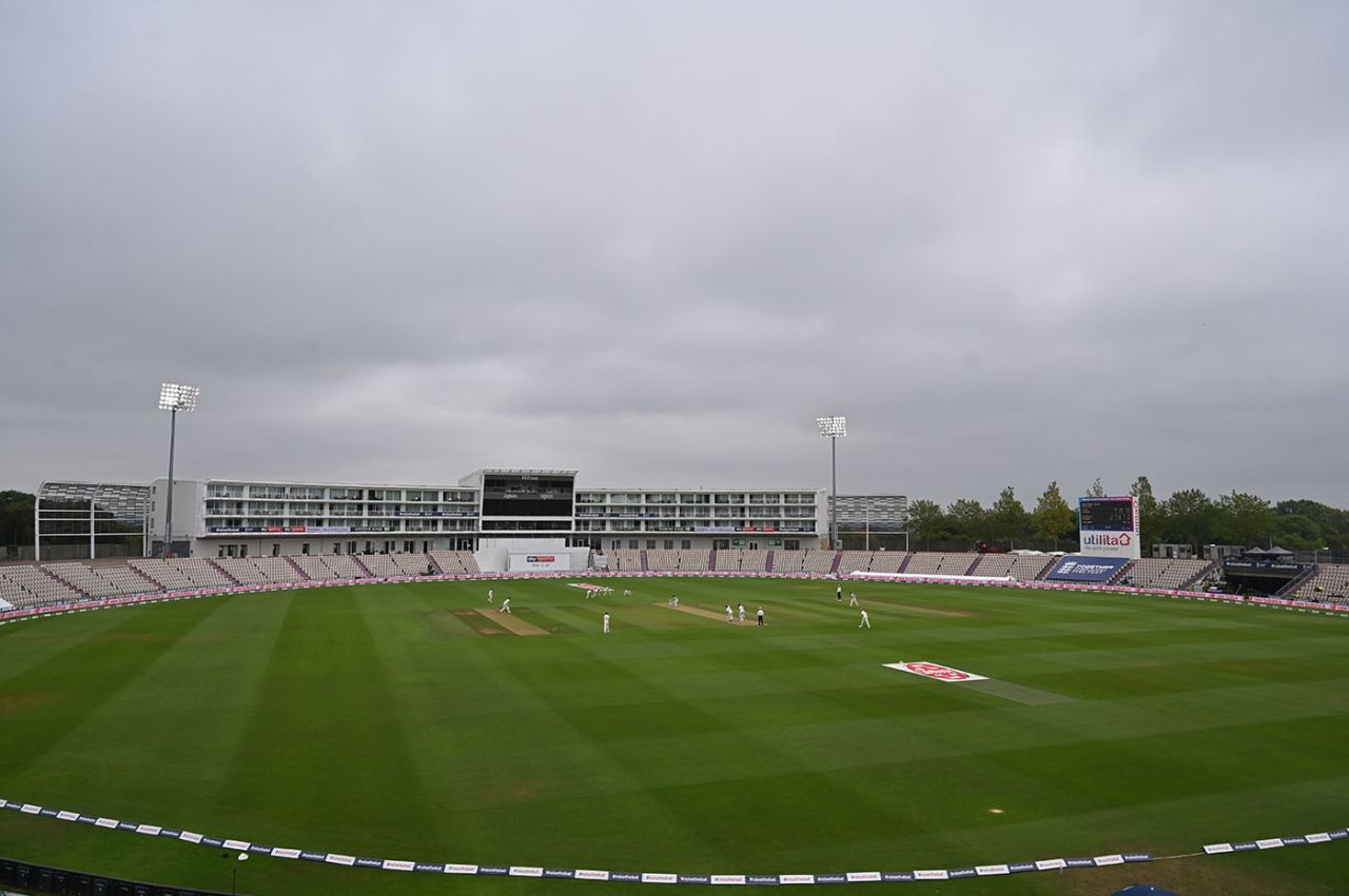 The floodlights were on throughout the second day, England v Pakistan, Ageas Bowl, 2nd Test, 2nd day, August 14, 2020