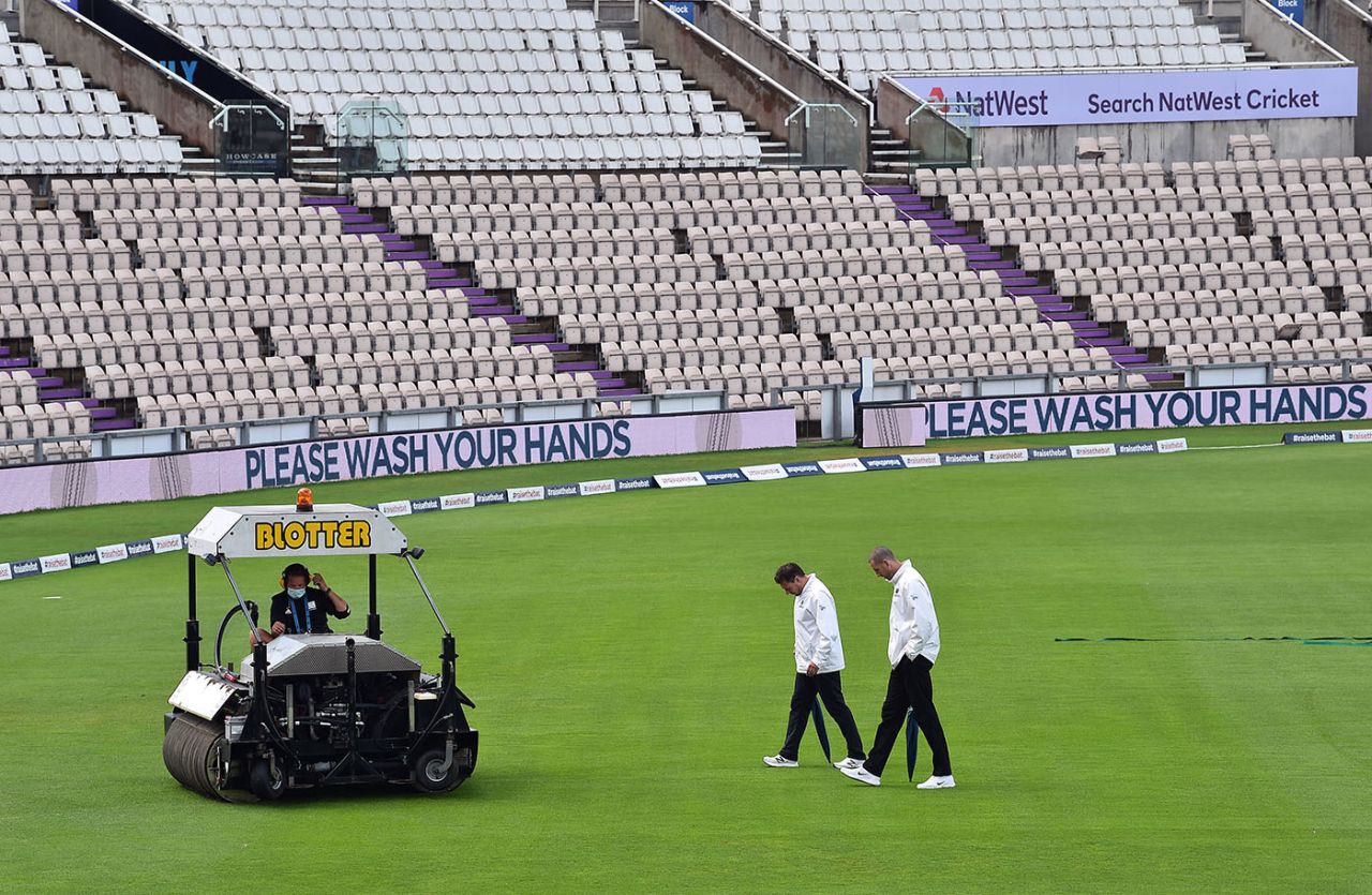 The umpires were out to inspect, England v Pakistan, Ageas Bowl, 2nd Test, 5th day, August 17, 2020