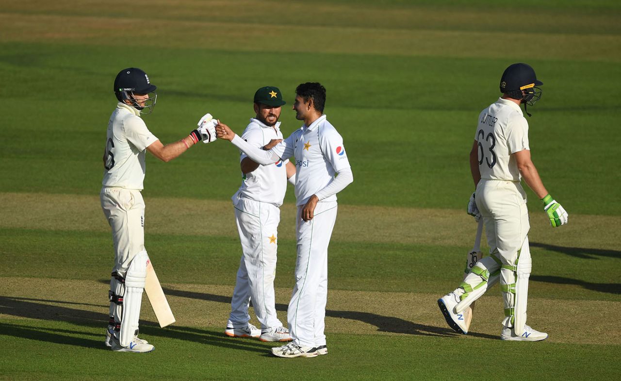 The players bump fists after England's declaration, England v Pakistan, 2nd Test, Southampton, 5th day, August 17, 2020
