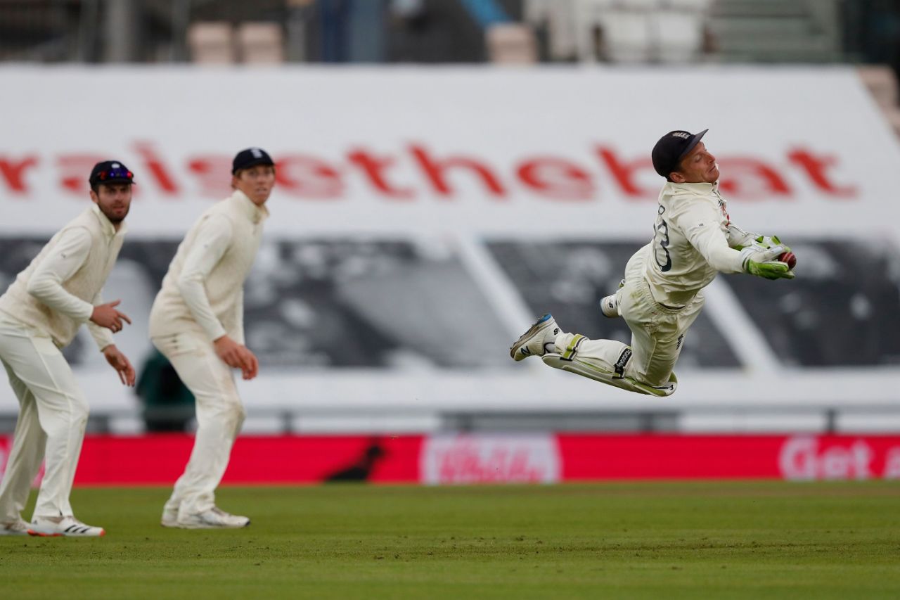 Jos Buttler leaps to take a flying one-handed catch, England v Pakistan, 3rd Test, Southampton, 3rd day, August 23, 2020