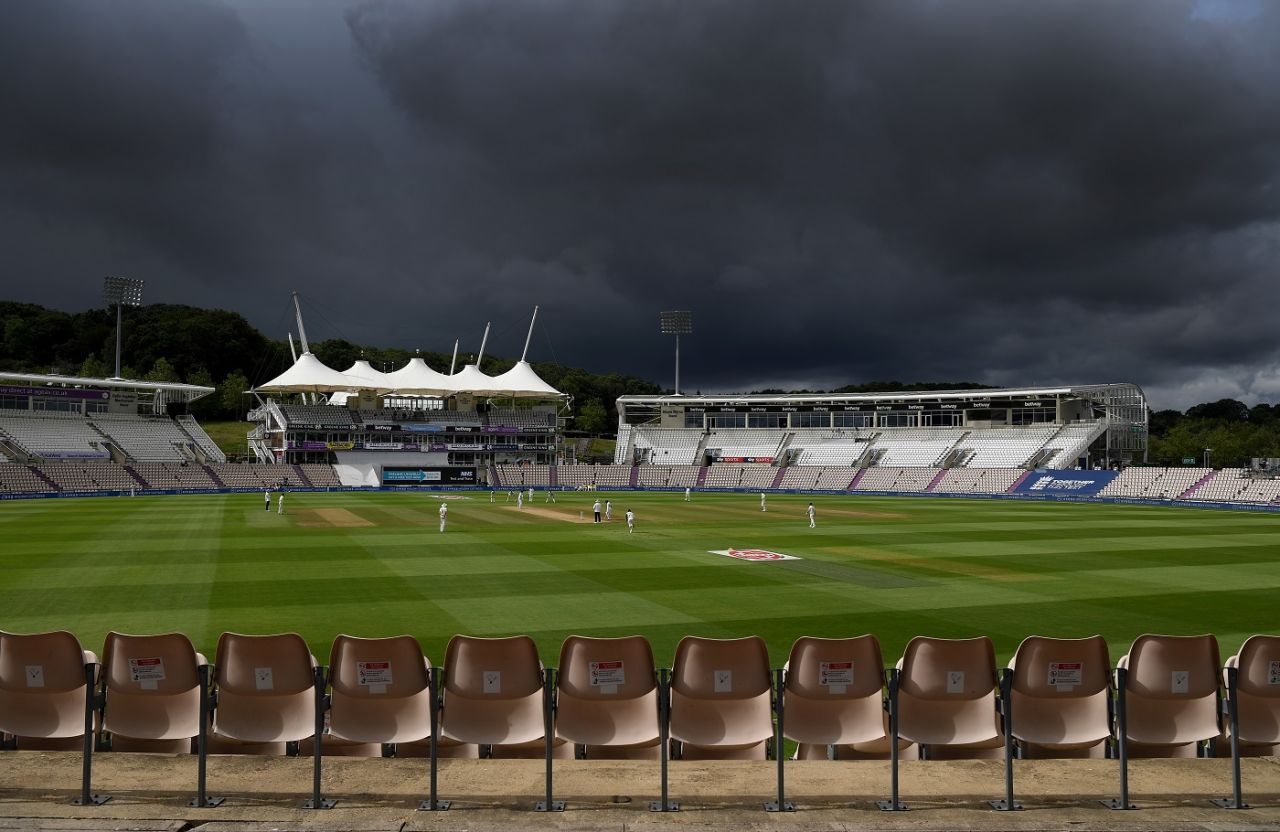 Ominously dark skies over the Ageas Bowl meant the threat of rain was never far away, England v Pakistan, 3rd Test, Southampton, 4th day, August 24, 2020