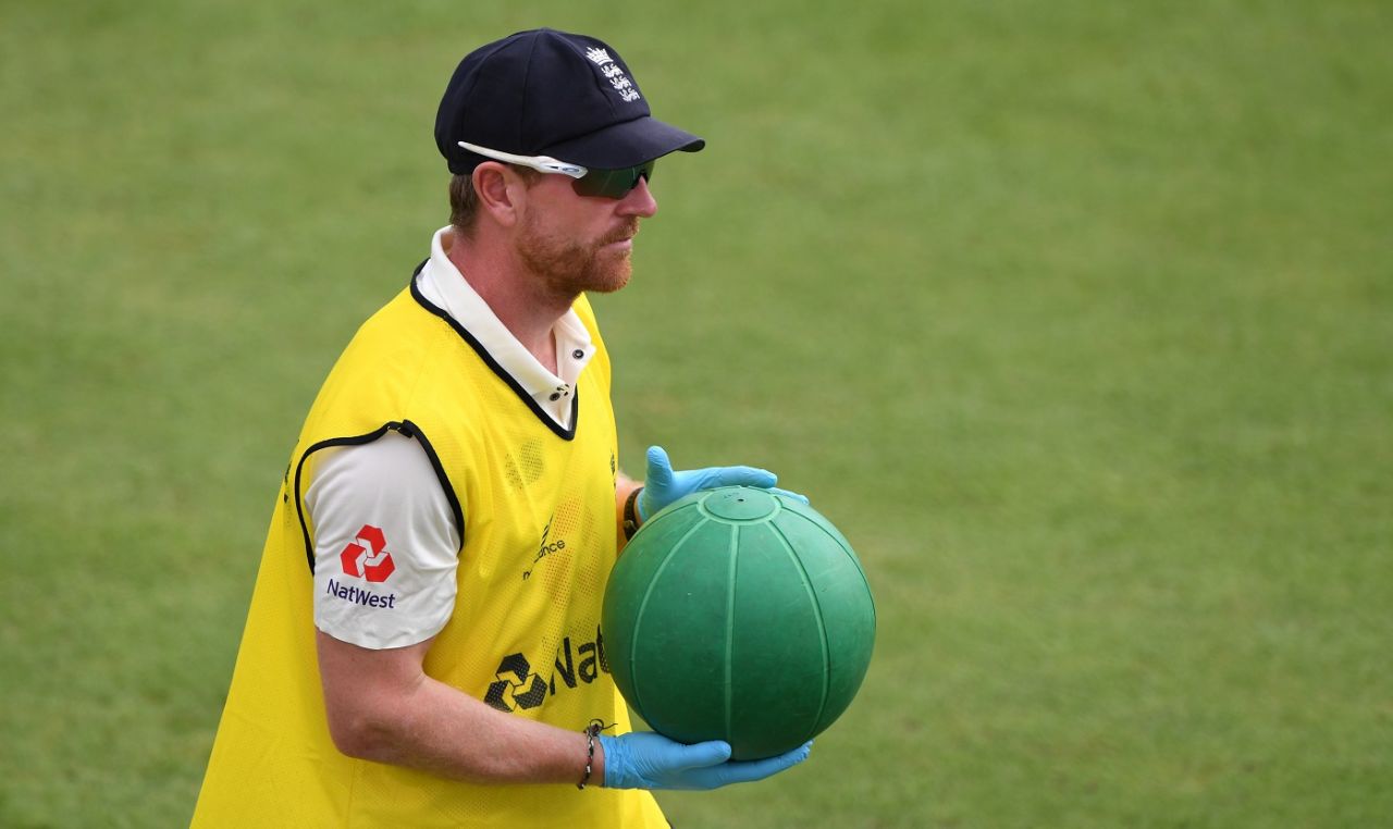 Assistant coach Paul Collingwood performs 12th man duties for England, England v Pakistan, 3rd Test, Southampton, 4th day, August 24, 2020
