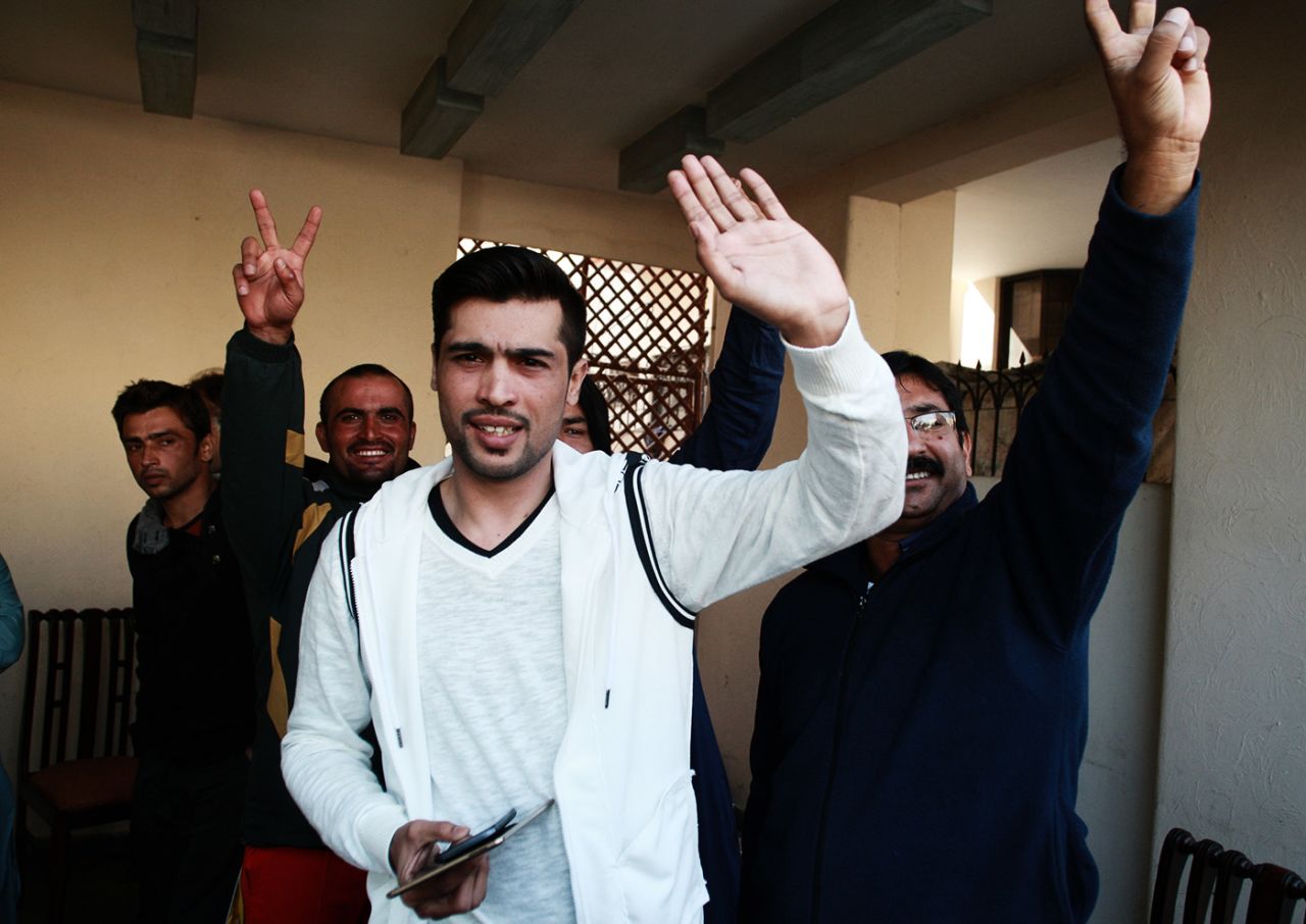 Mohammad Amir waves to supporters outside his Lahore residence, January 29, 2015