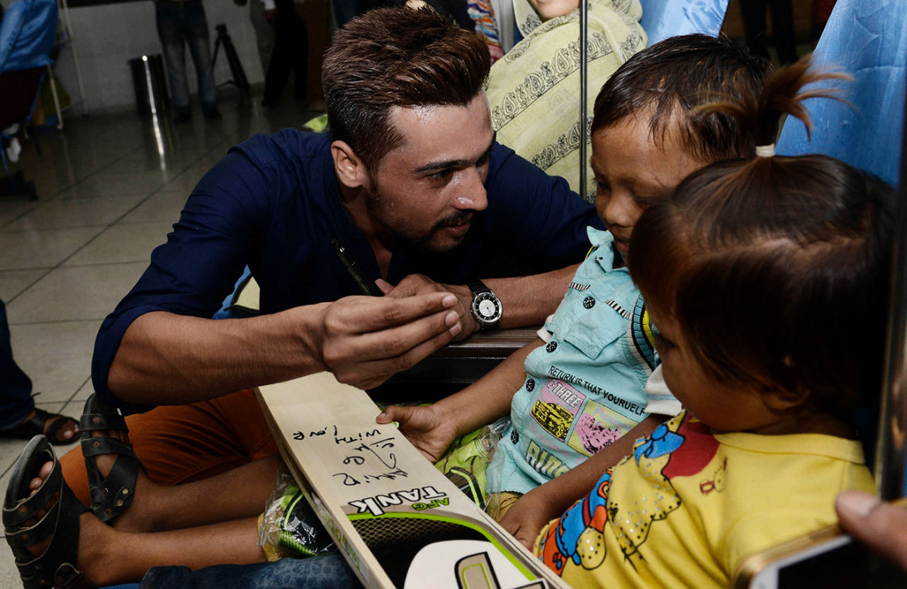 Mohammad Amir meets children suffering from thalassemia at a treatment centre in Lahore, September 1, 2015