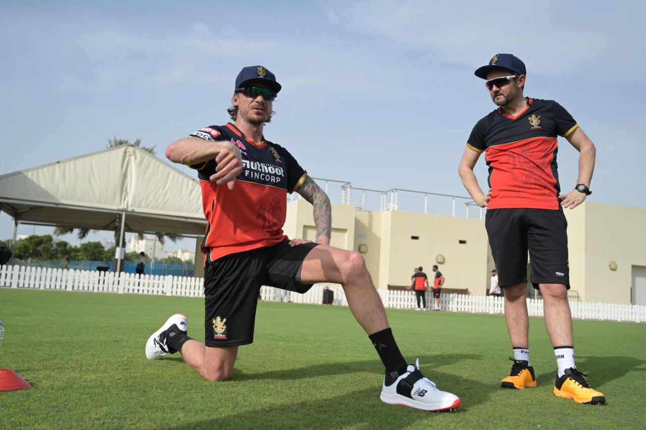 Dale Steyn has a chat with Mike Hesson during their first training session in the UAE, IPL 2020, Dubai, August 28, 2020