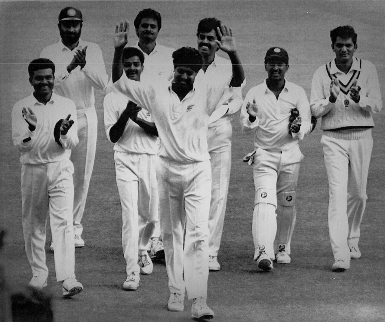 Kapil Dev's team-mates applaud him for reaching 400 Test wickets, Australia v India, 5th Test, Perth, 3rd day, February 3, 1992