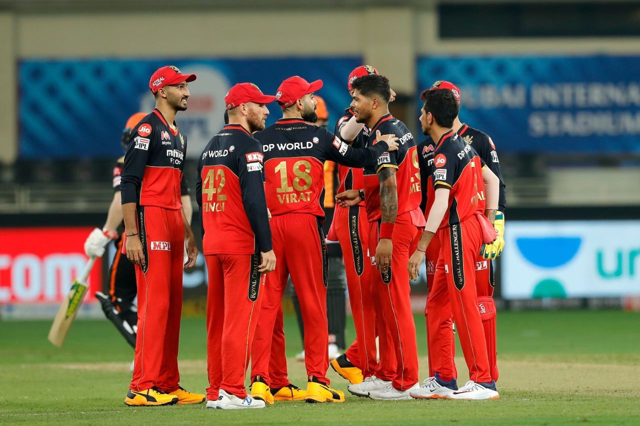 The Royal Challengers Bangalore players celebrate the early wicket of David Warner, Royal Challengers Bangalore vs Sunrisers Hyderabad, IPL 2020, Dubai, September 21, 2020