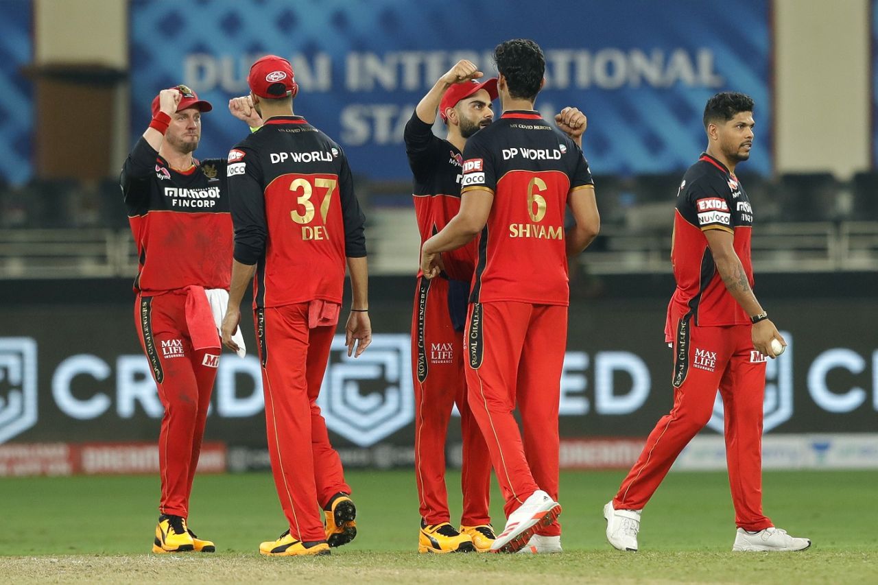 A happy Royal Challengers Bangalore players gathering after yet another wicket, Royal Challengers Bangalore vs Sunrisers Hyderabad, IPL 2020, Dubai, September 21, 2020