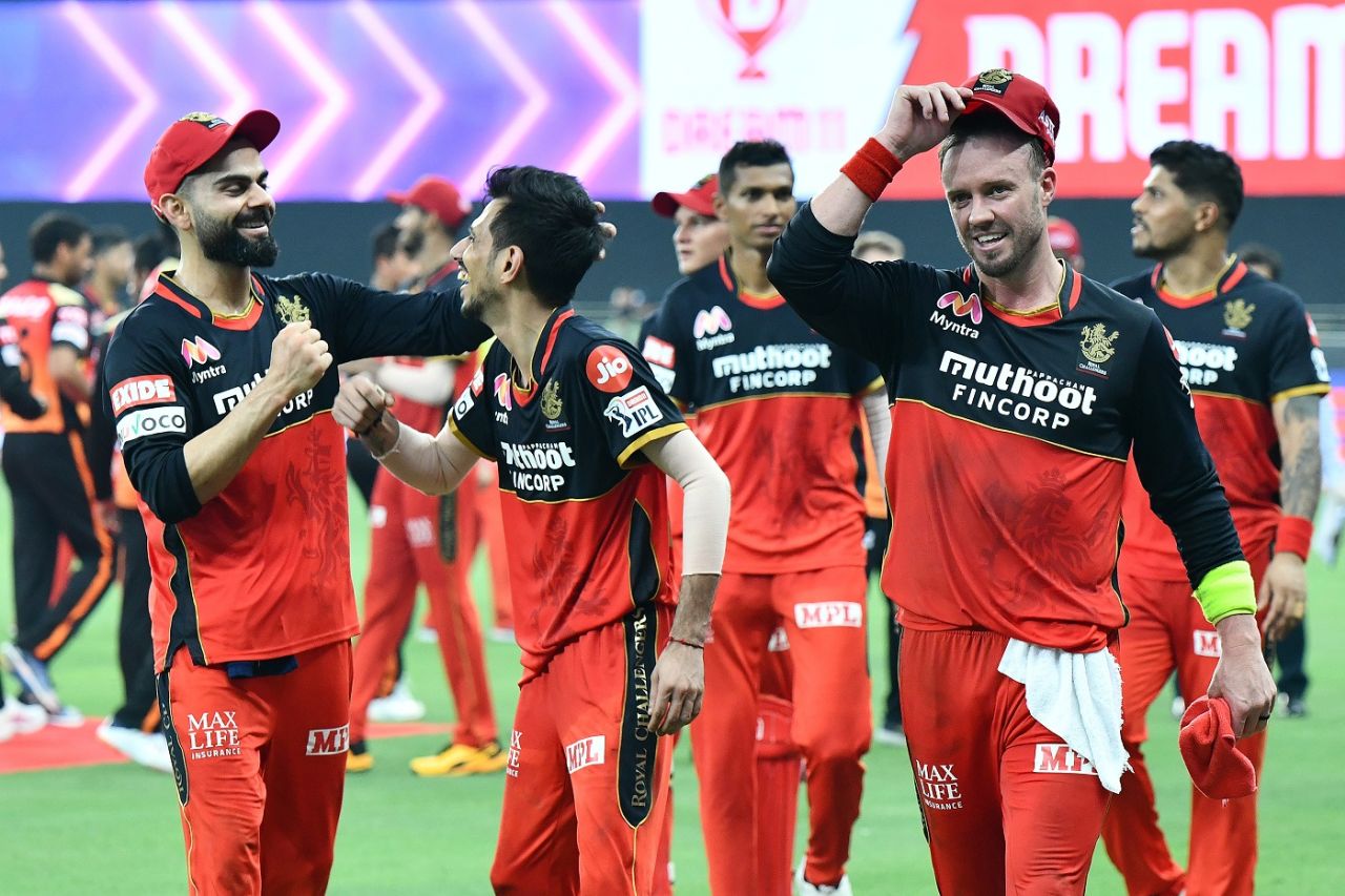 A joyous and victorious RCB troop off the field, Royal Challengers Bangalore vs Sunrisers Hyderabad, IPL 2020, Dubai, September 21, 2020