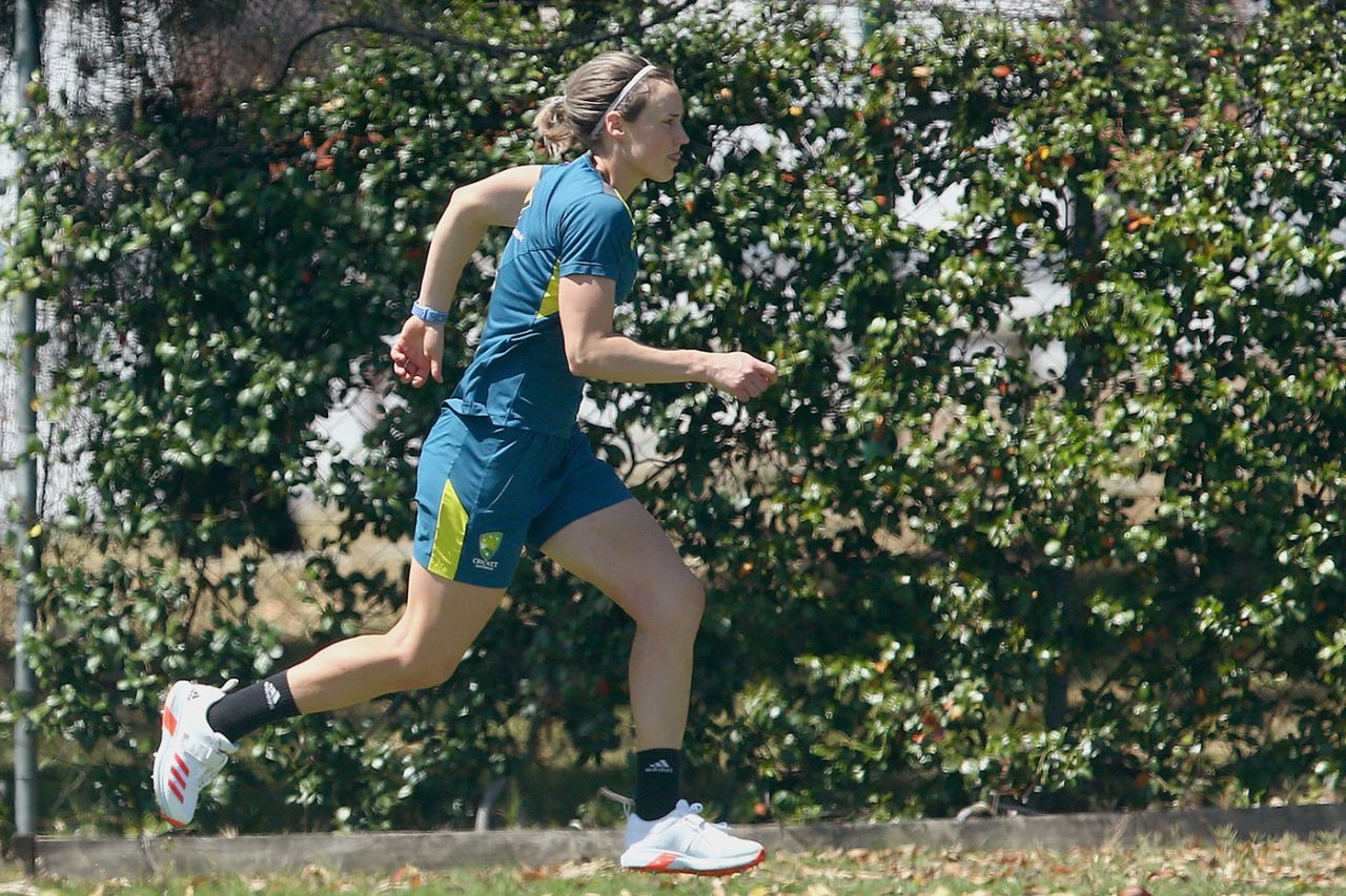 Ellyse Perry continues her recovery from a hamstring injury, Australia XI v New Zealand XI, Warm-up match, Allan Border Field, September 24, 2020