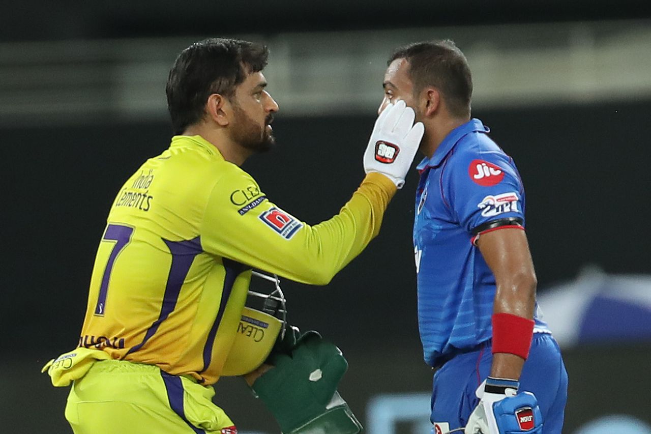 Prithvi Shaw got something in his eye? MS Dhoni to the rescue, Chennai Super Kings v Delhi Capitals , IPL 2020, Dubai, September 25, 2020