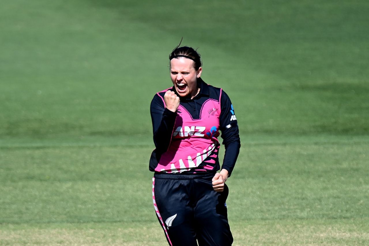 Lea Tahuhu celebrates a wicket, Australia v New Zealand, 1st T20I, Brisbane, September 26, 2020
