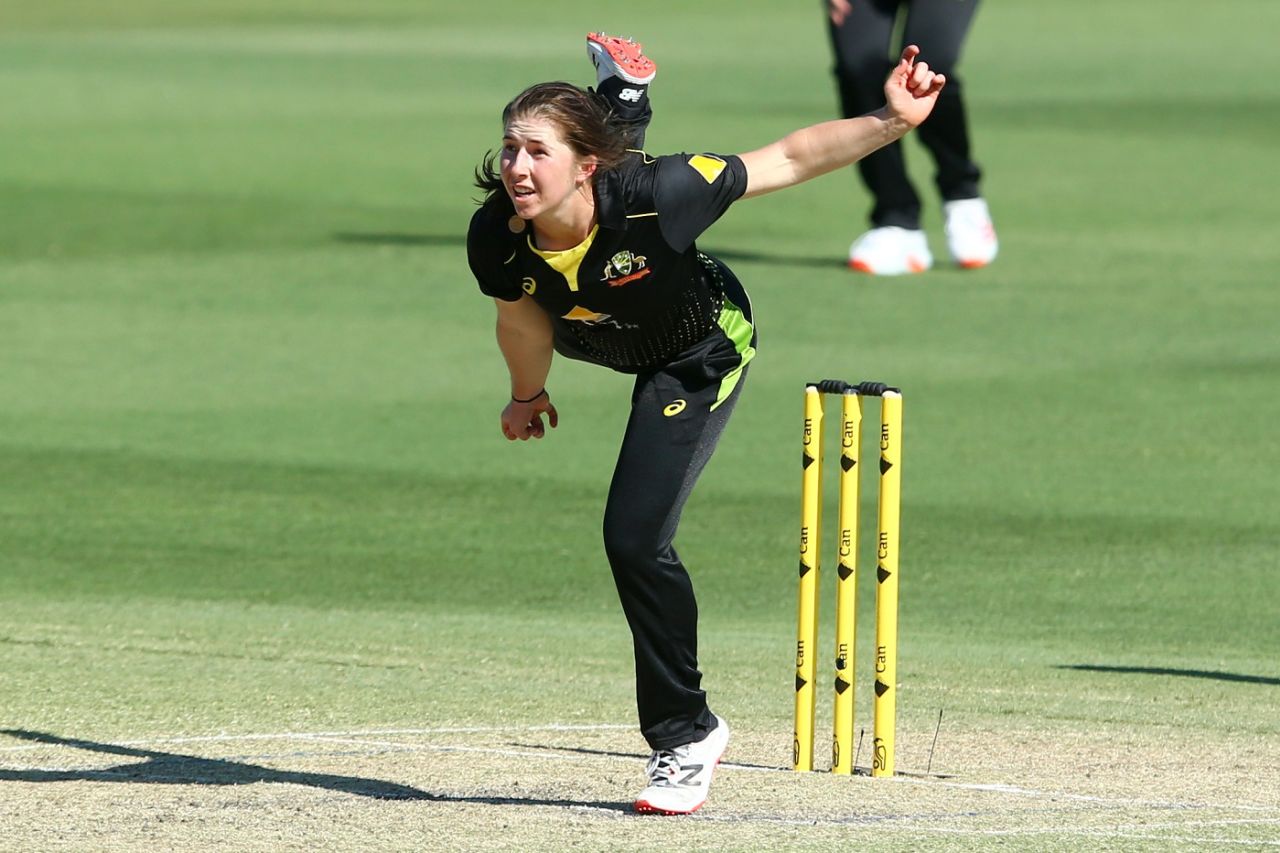 Georgia Wareham bowls, Australia v New Zealand, 2nd women's T20I, Brisbane, September 28, 2020