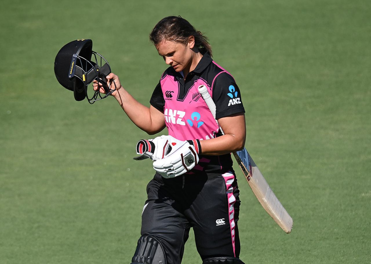 Suzie Bates trudges off during the second T20I, Australia v New Zealand, 2nd women's T20I, Brisbane, September 28, 2020