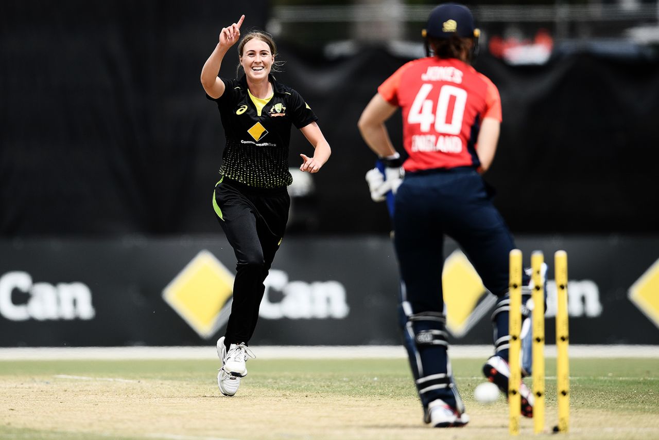 Tayla Vlaeminck takes the wicket of Amy Jones, Australia v England, T20I tri-series, Junction Oval, February 9, 2020