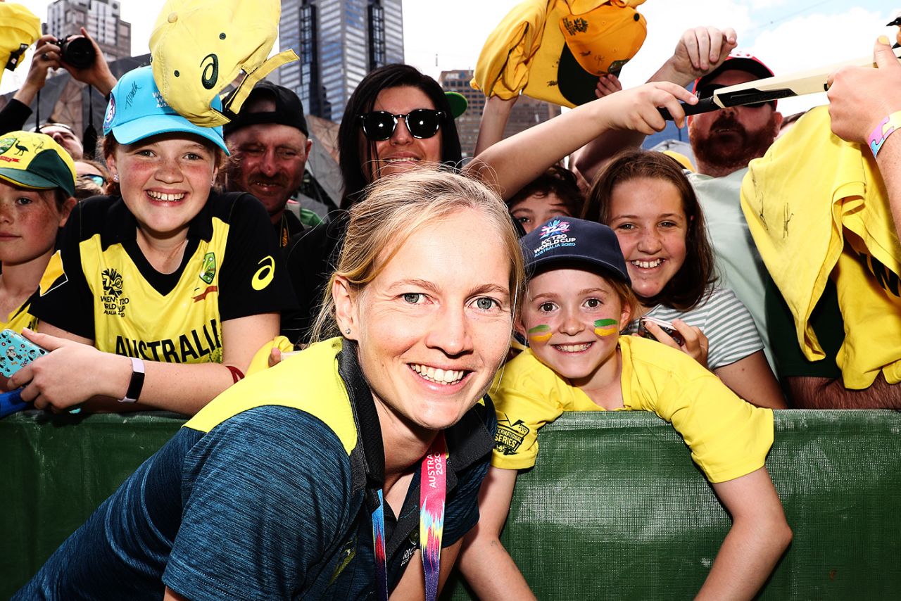 Meg Lanning poses for photos with young fans, Melbourne, March 9, 2020