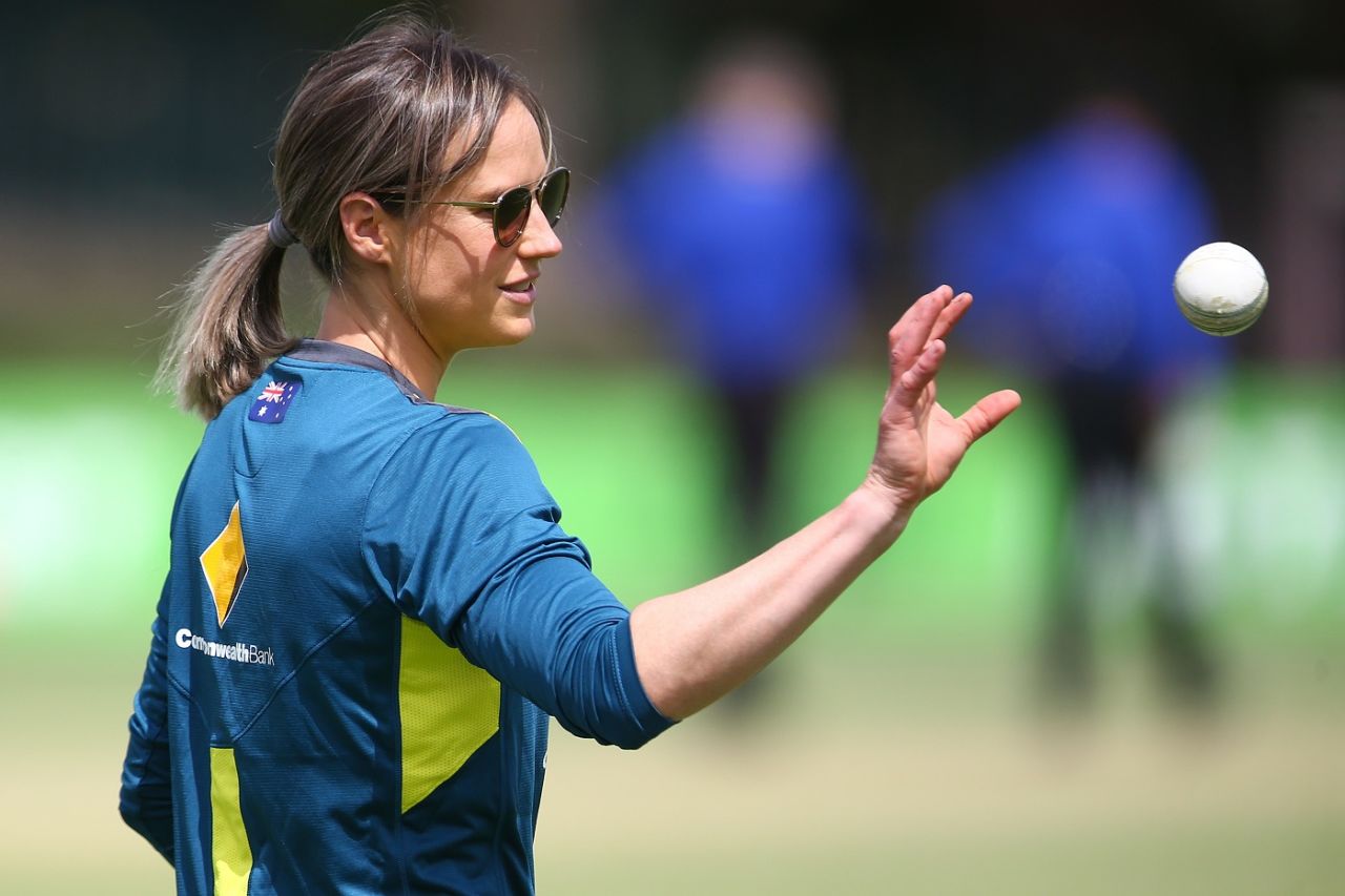 Ellyse Perry helps her team-mates with warm-ups, Australia v New Zealand, 3rd women's T20I, Allan Border Field, September 30, 2020