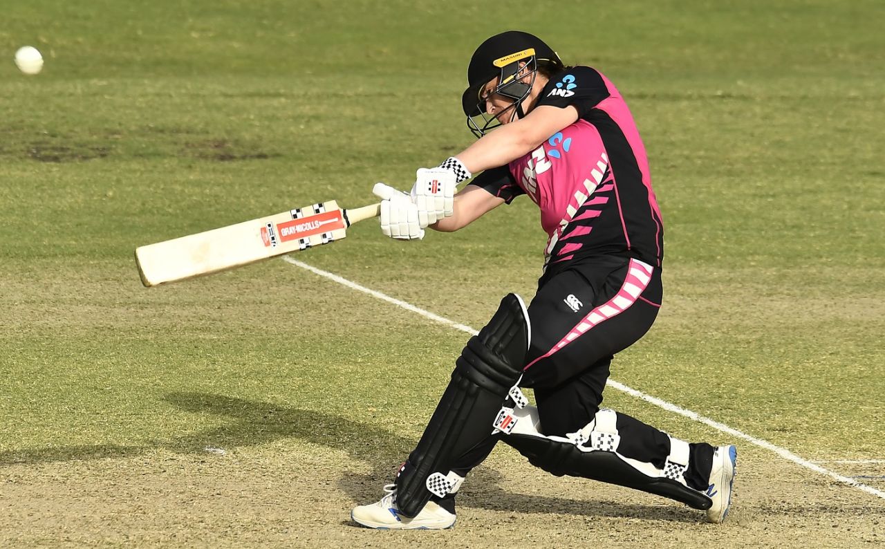 Katey Martin hits one off the middle of the bat, Australia v New Zealand, 3rd women's T20I, Allan Border Field, September 30, 2020
