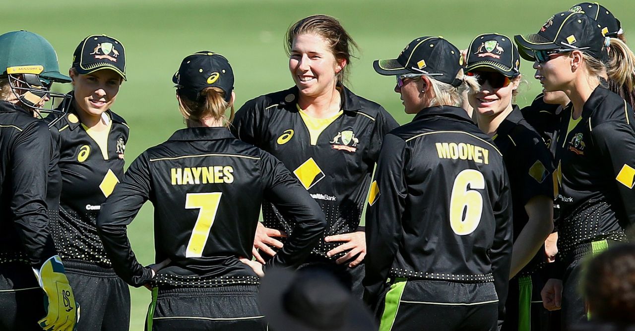Surrounded by her team-mates, Georgia Wareham sports a grin, Australia v New Zealand, 3rd women's T20I, Allan Border Field, September 30, 2020