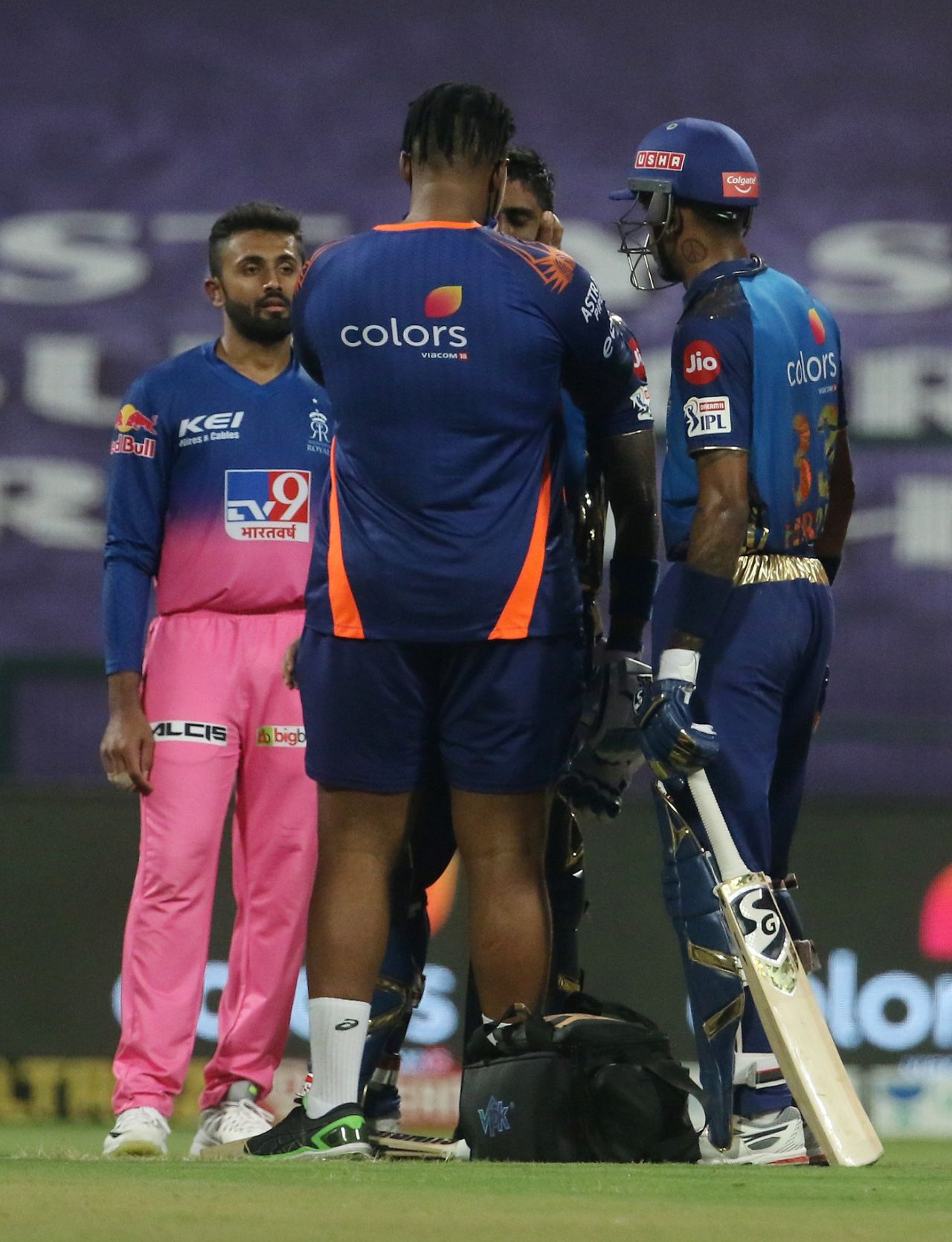 Suryakumar Yadav looked a bit disorientated after being hit in the helmet by Jofra Archer, Mumbai Indians vs Rajasthan Royals, IPL 2020, Abu Dhabi, October 6, 2020