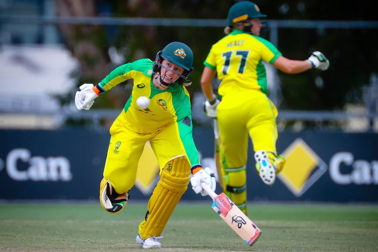 Rachael Haynes and Alyssa Healy scamper through for one, Australia v New Zealand, 3rd women's ODI, Allan Border Field, October 7, 2020