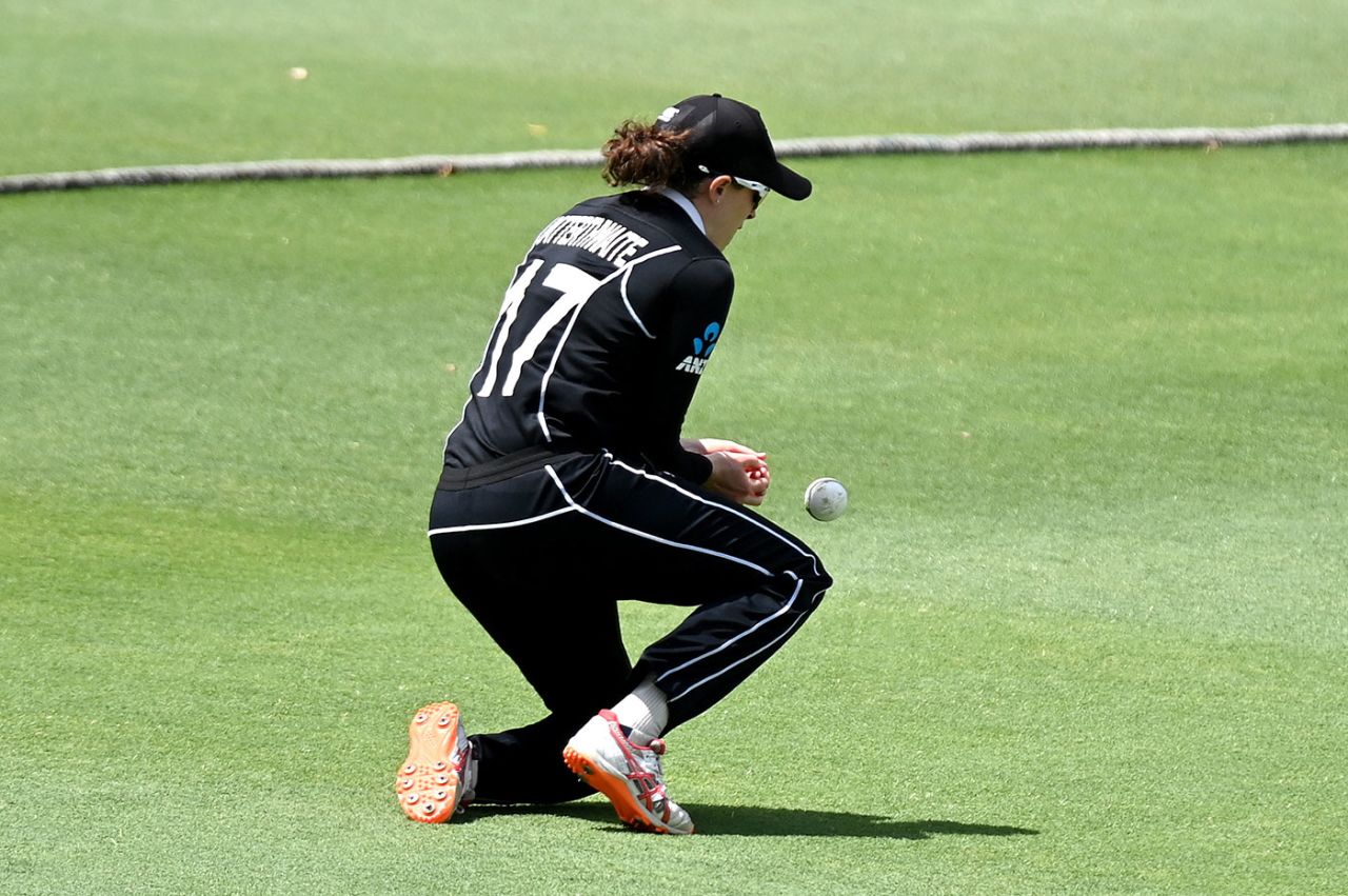 Amy Satterthwaite spills a catch in the deep, Australia v New Zealand, 3rd women's ODI, Allan Border Field, October 7, 2020