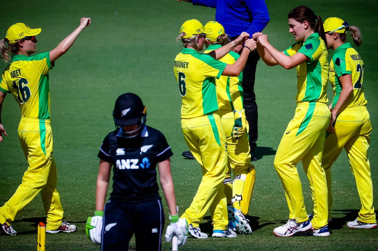 Annabel Sutherland celebrates the wicket of Natalie Dodd, Australia v New Zealand, 3rd women's ODI, Allan Border Field, October 7, 2020