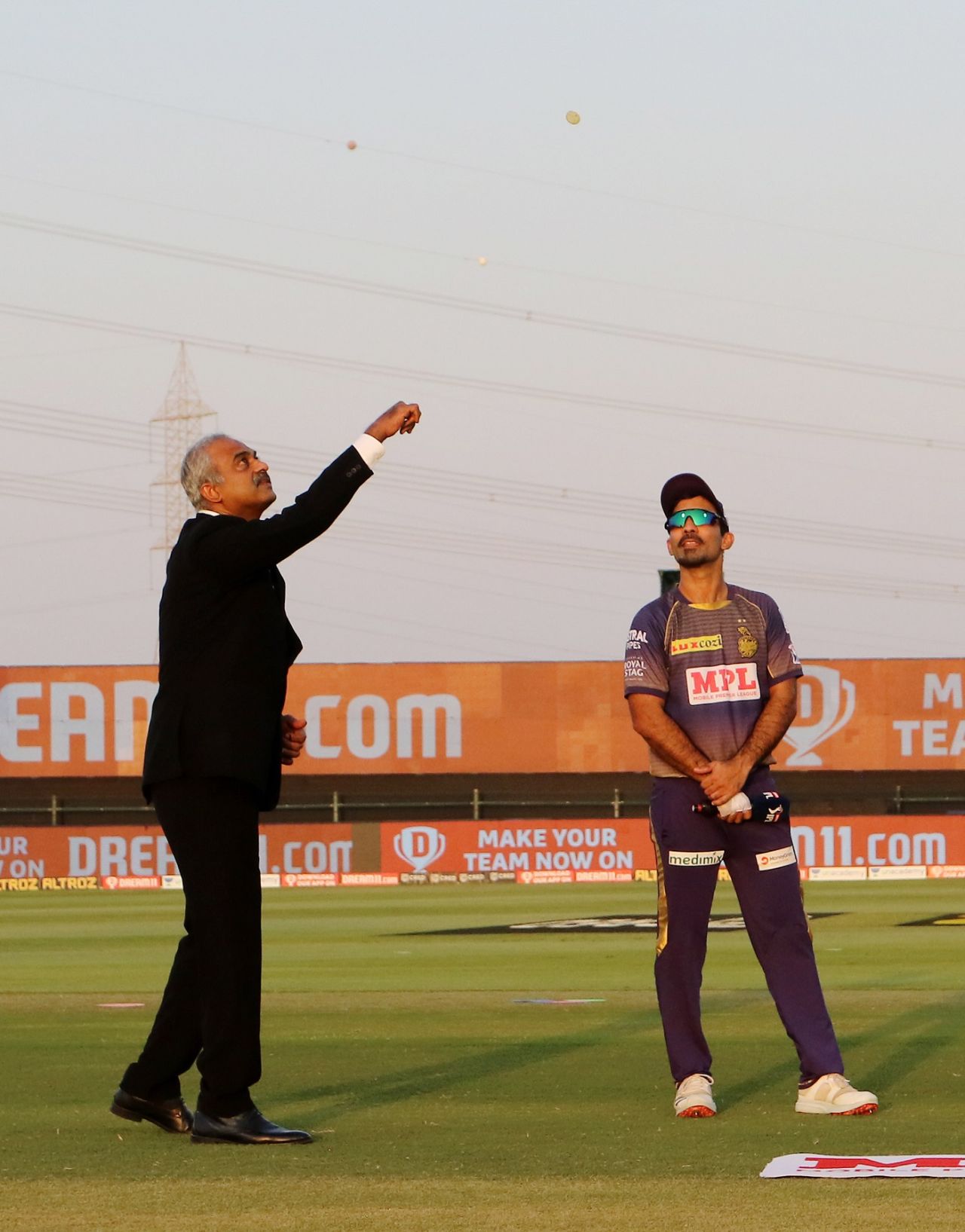 Dinesh Karthik watches the coin go up, Kolkata Knight Riders vs Chennai Super Kings, IPL 2020, Abu Dhabi, October 7, 2020