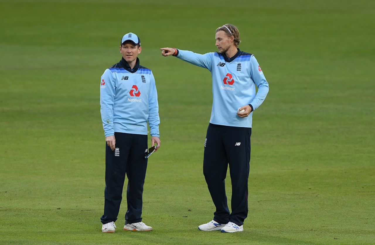 Eoin Morgan and Joe Root discuss field settings, England v Australia, 3rd ODI, Emirates Old Trafford, September 16, 2020