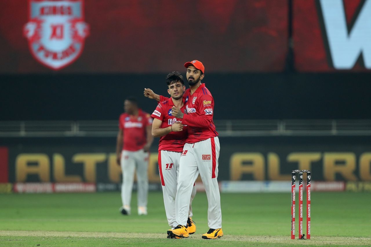 KL Rahul congratulates Ravi Bishnoi for taking a wicket, Sunrisers Hyderabad vs Kings XI Punjab, IPL 2020, Dubai, October 8, 2020