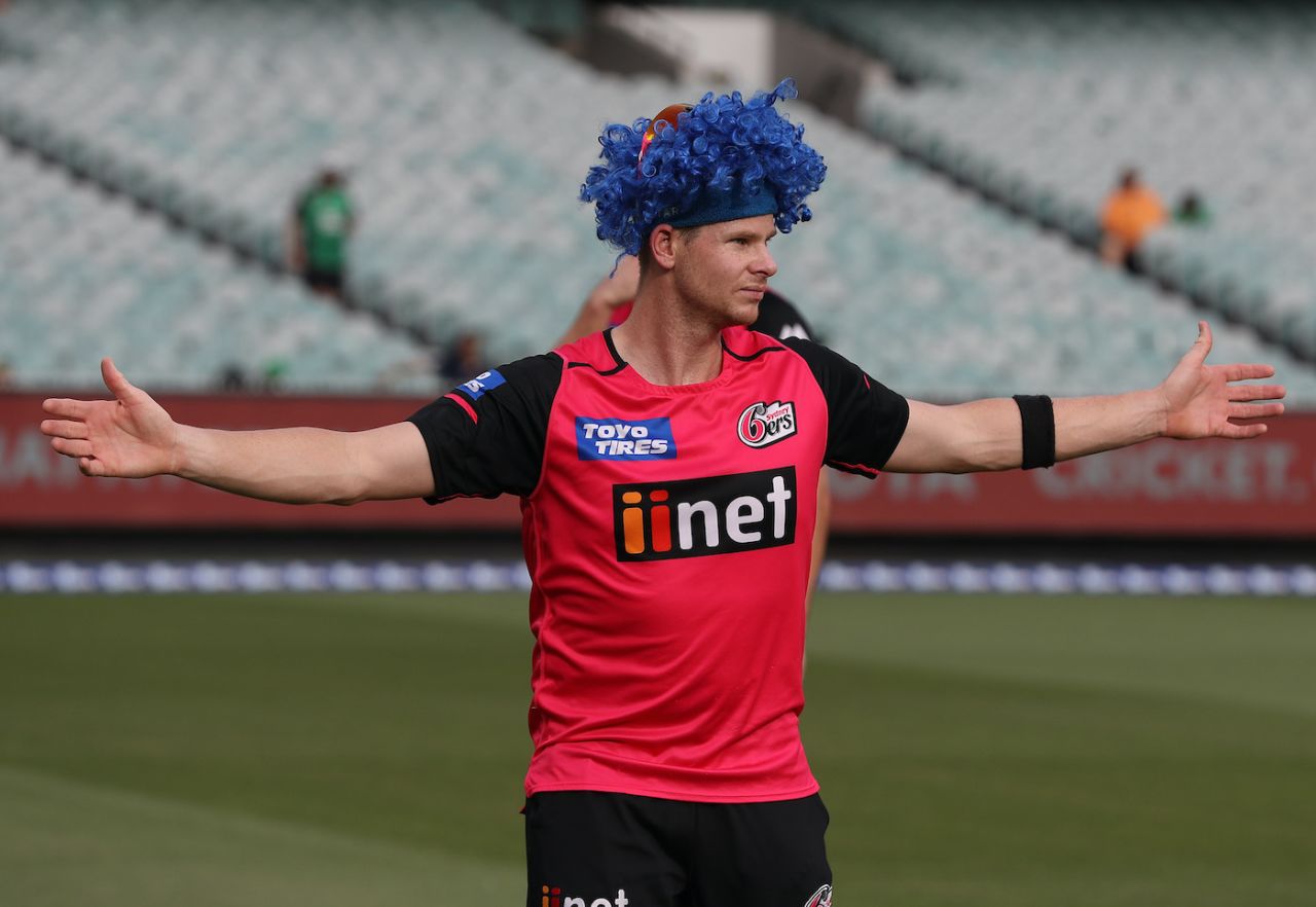 Steven Smith sports a blue wig as he warms up for the BBL Final, Melbourne Cricket Ground, Melbourne, Australia  January 31, 2020 in Melbourne, Australia