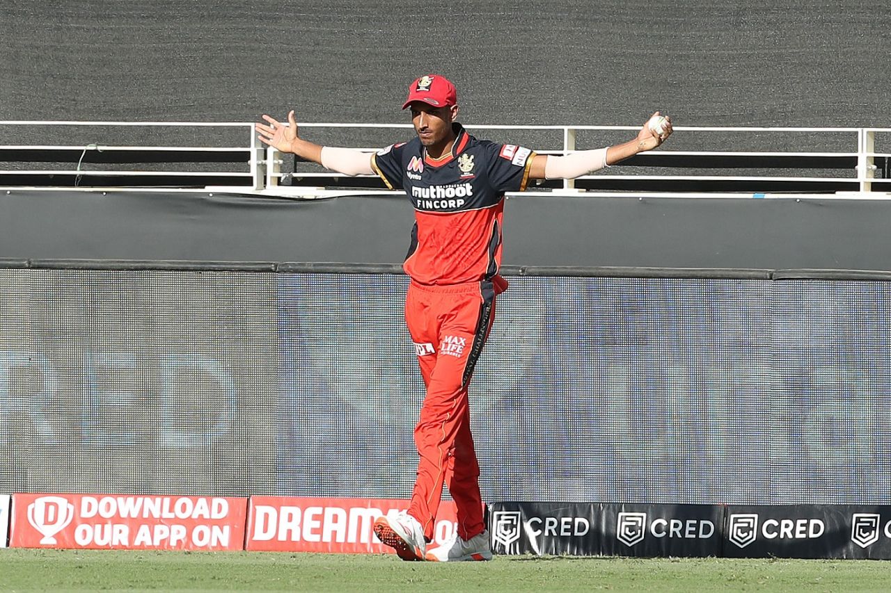 Shahbaz Ahmed says 'look at me' after pulling off a blinder of a catch on the boundary, Rajasthan Royals vs Royal Challengers Bangalore, IPL 2020, October 17, 2020