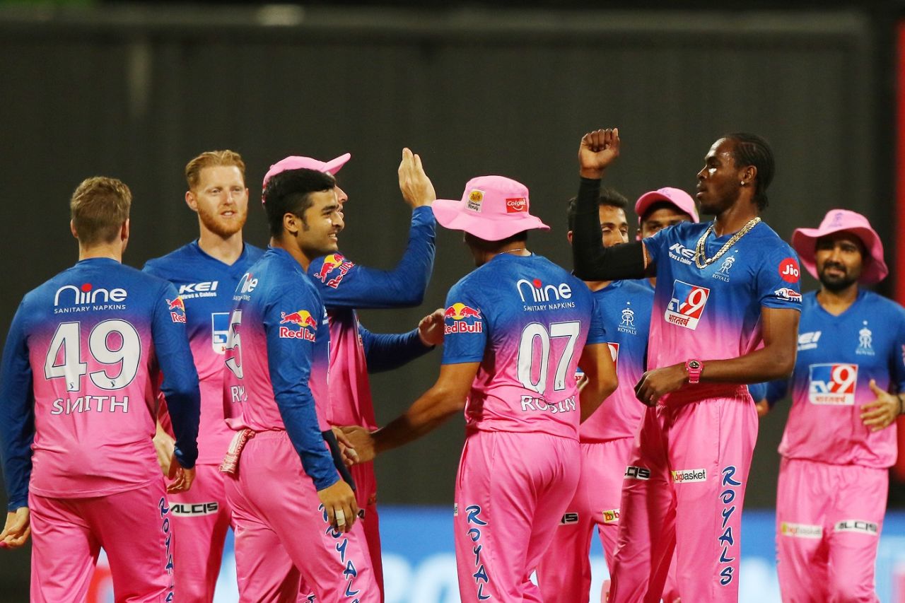 Jofra Archer celebrates a wicket with his team, Chennai Super Kings vs Rajasthan Royals, IPL 2020, Abu Dhabi, October 19, 2020