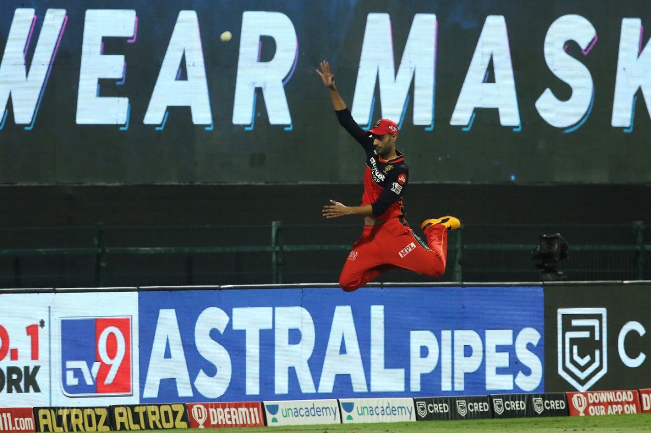 Gurkeerat Singh Mann goes flying in an attempt to stop a six, Kolkata Knight Riders vs Royal Challengers Bangalore, IPL 2020, Abu Dhabi, October 21, 2020