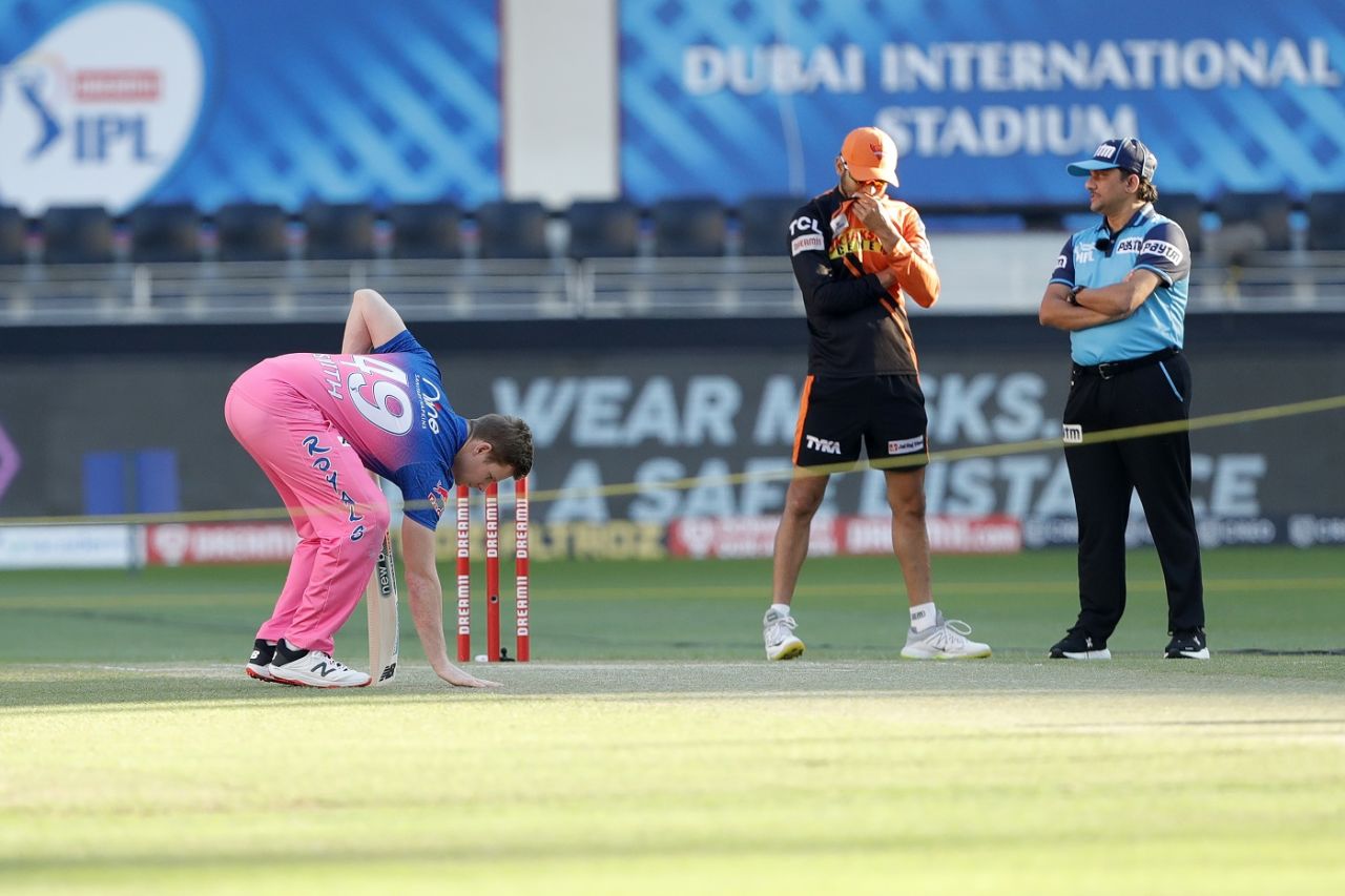 Steven Smith has a close look at the playing surface, Rajasthan Royals vs Sunrisers Hyderabad, IPL 2020, Dubai, October 22, 2020