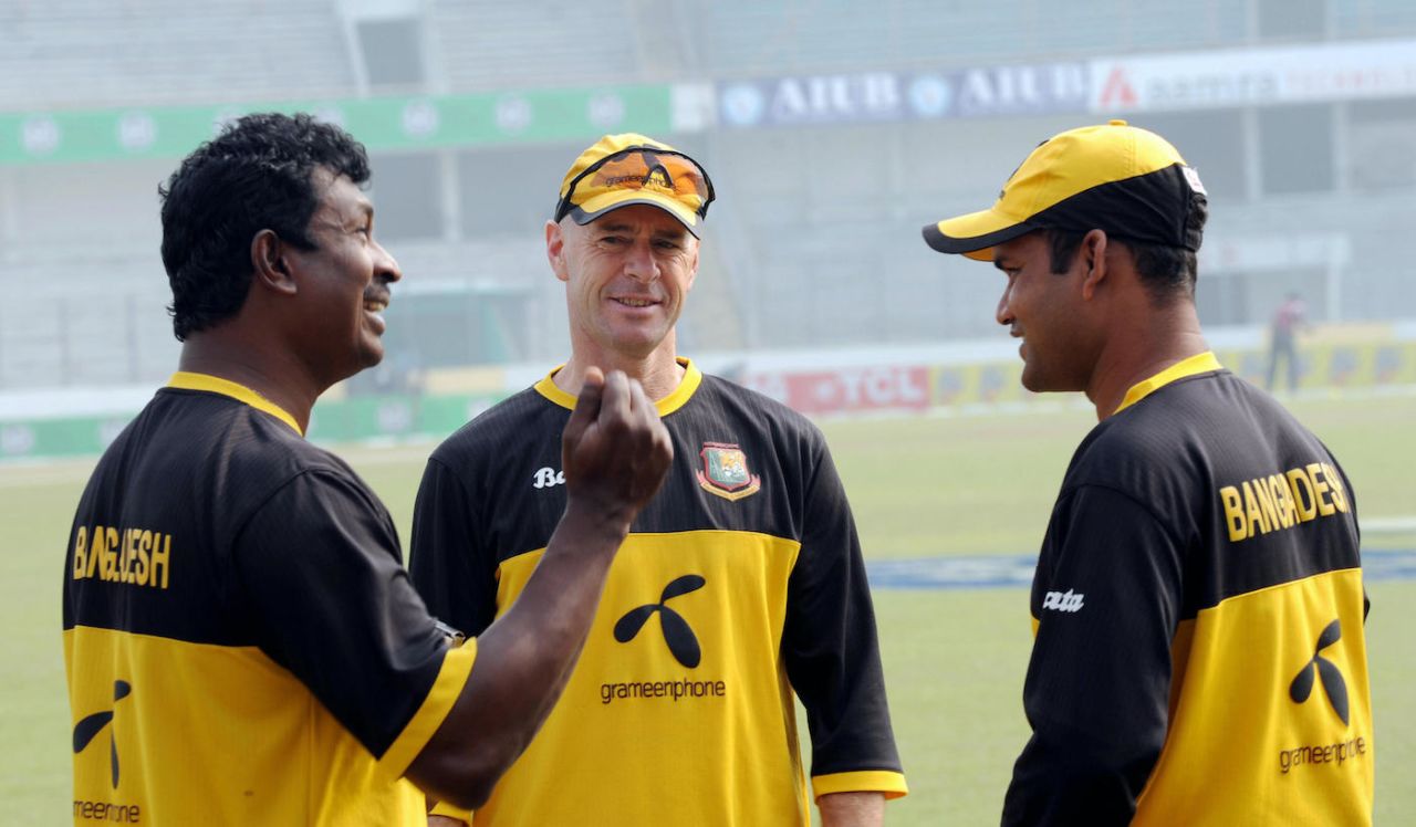 Bangladesh coaches Jamie Siddons, Mohammad Salahuddin and Champaka Ramanayake chat during a practice session, Shere Bangla Stadium, Dhaka, January 22, 2009