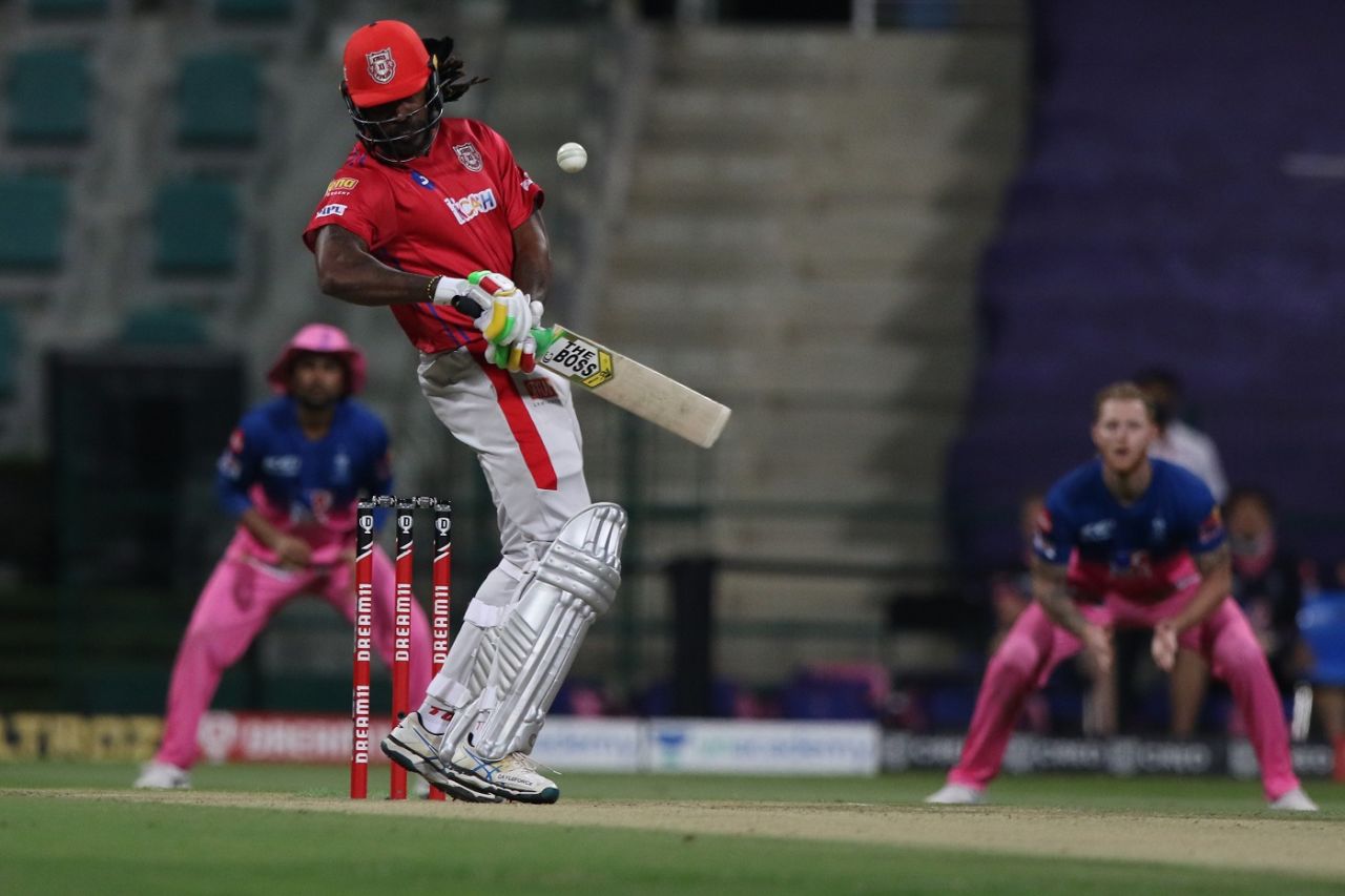 Jofra Archer whistles a bouncer past Chris Gayle, who drops his wrists to let it go, Kings XI Punjab vs Rajasthan Royals, IPL 2020, Abu Dhabi, October 30, 2020