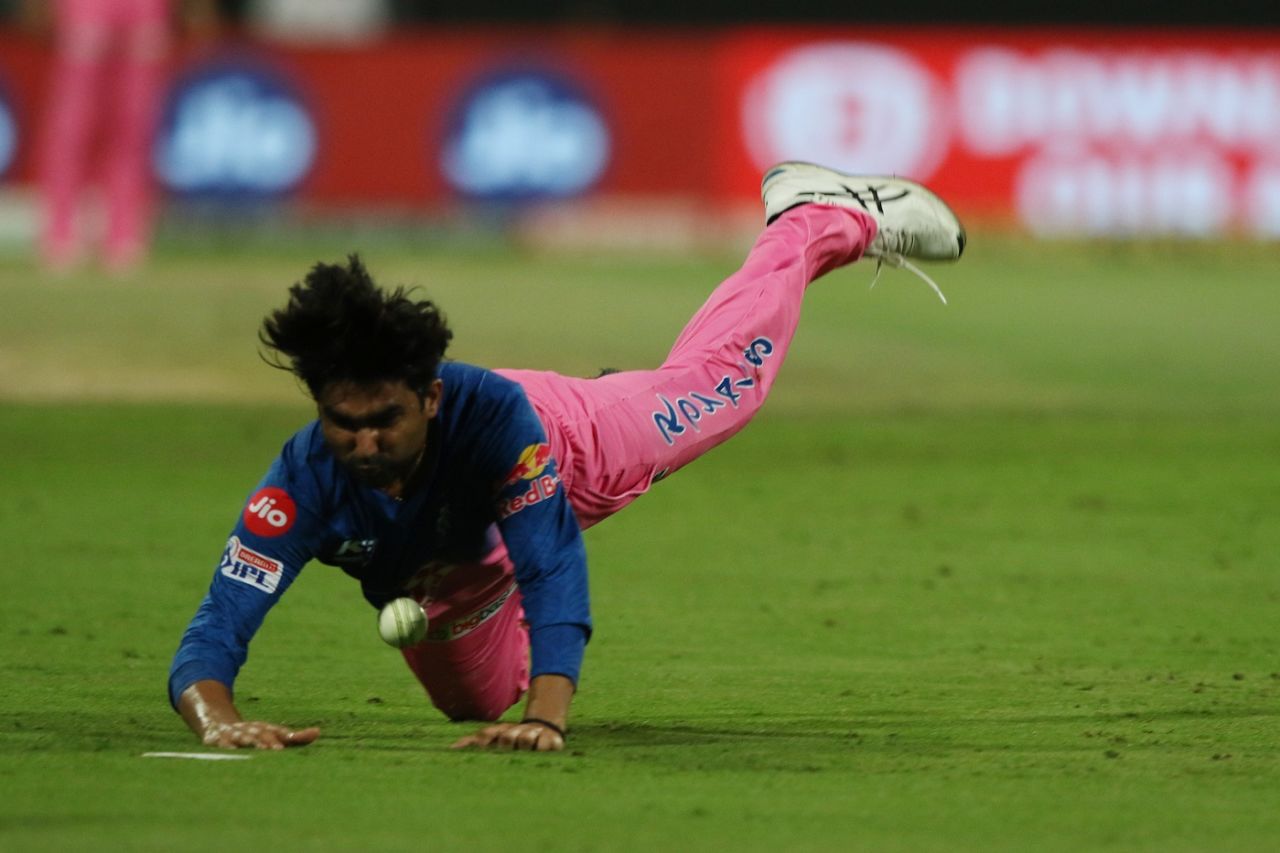 Rahul Tewatia puts in the dive after running back, but can't hold. Chris Gayle survives, Kings XI Punjab vs Rajasthan Royals, IPL 2020, Abu Dhabi, October 30, 2020
