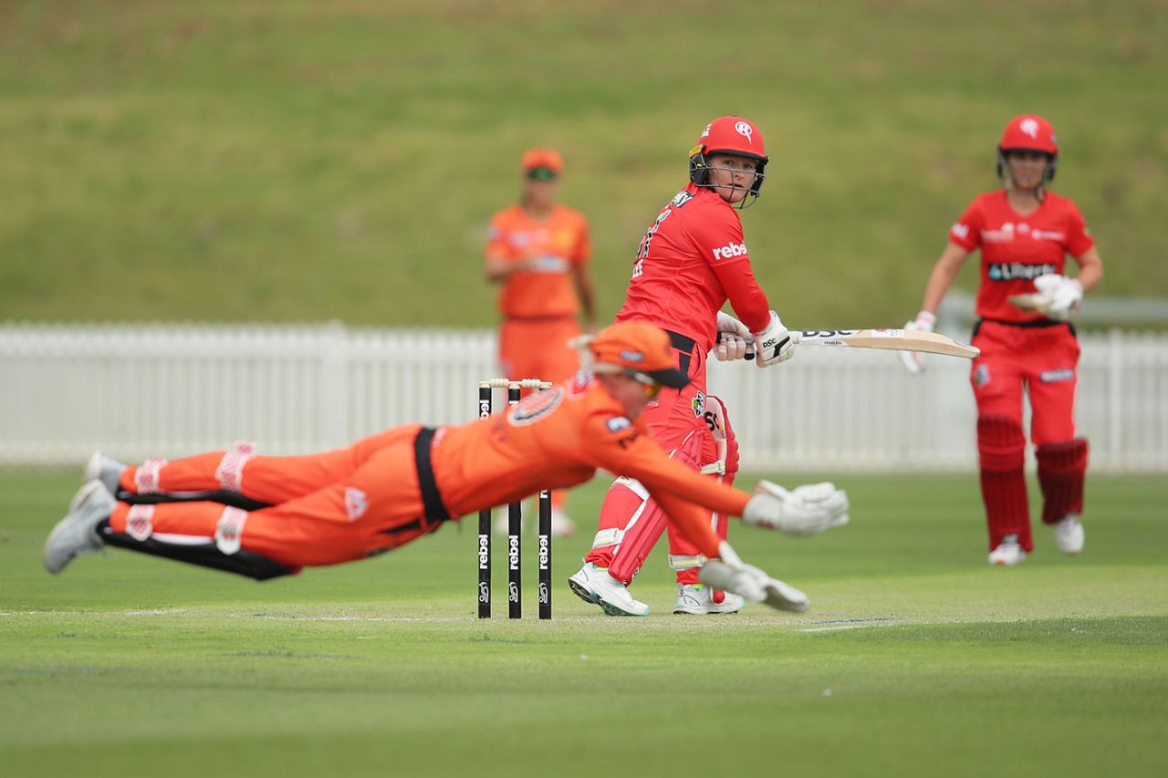Beth Mooney makes a diving catch, Melbourne Renegades v Perth Scorchers, WBBL, Drummoyne Oval, October 31, 2020