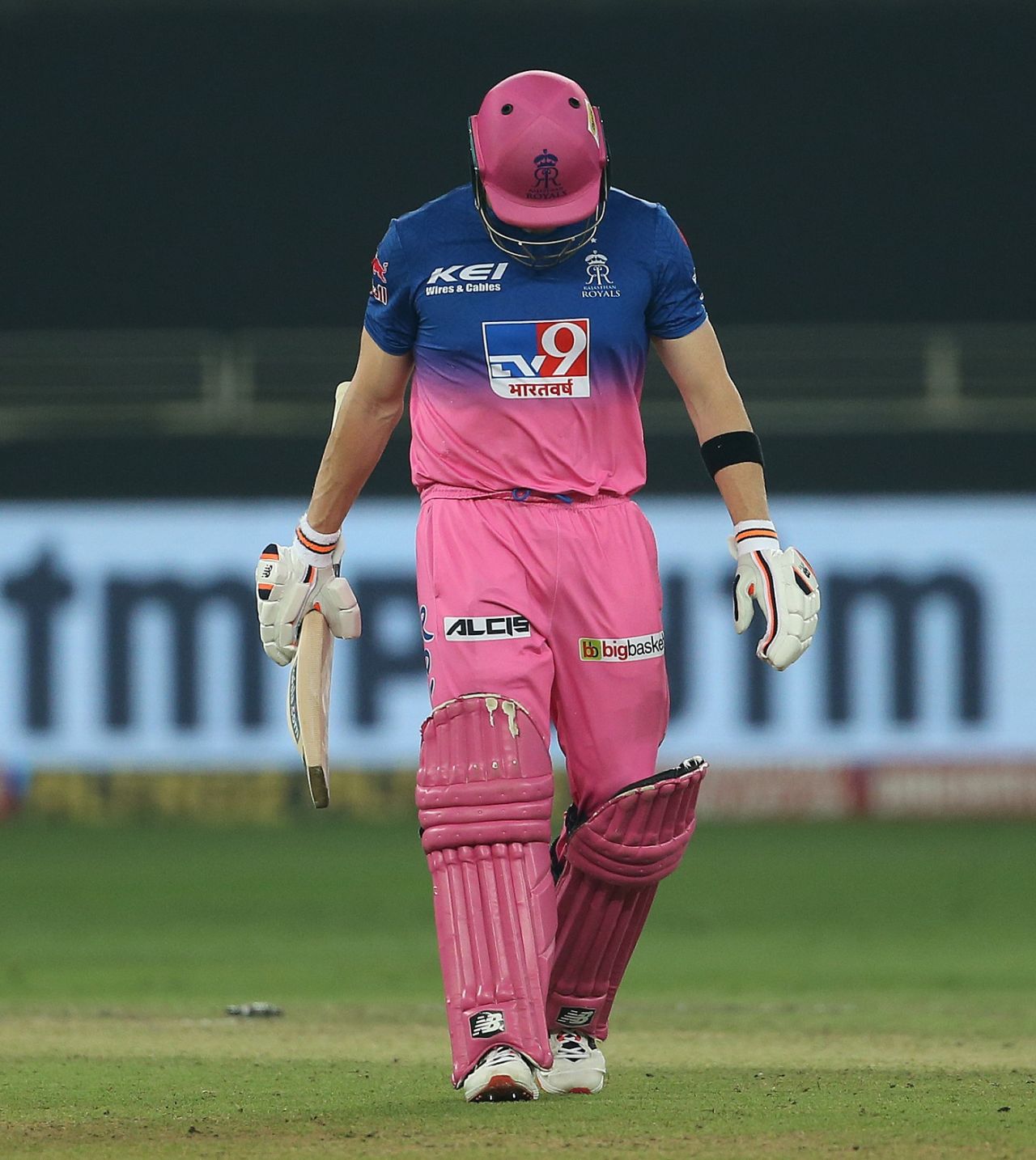Steven Smith, third man out by the third over, walks back, Kolkata Knight Riders vs Rajasthan Royals, IPL 2020, Dubai, November 1, 2020