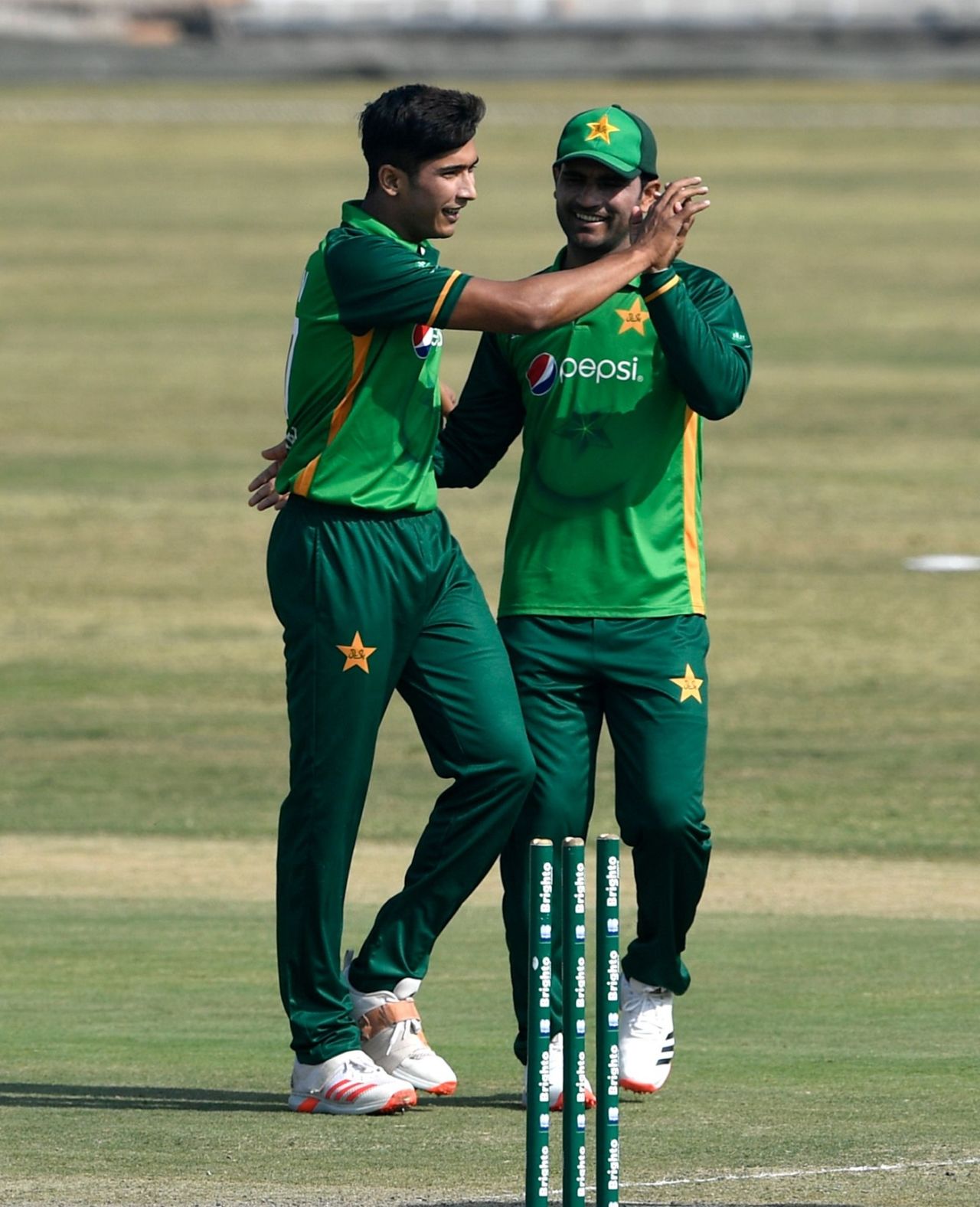 Mohammad Hasnain celebrates a wicket with Fakhar Zaman, Pakistan vs Zimbabwe, 3rd ODI, Rawalpindi, November 3, 2020