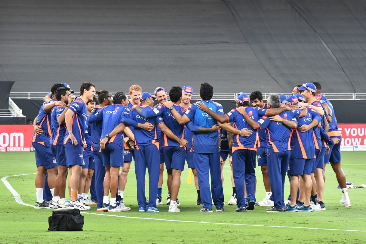 There's a relaxed air about the Mumbai Indians huddle ahead of the toss, Mumbai Indians vs Delhi Capitals, IPL 2020 Qualifier 1, Dubai, November 5, 2020 