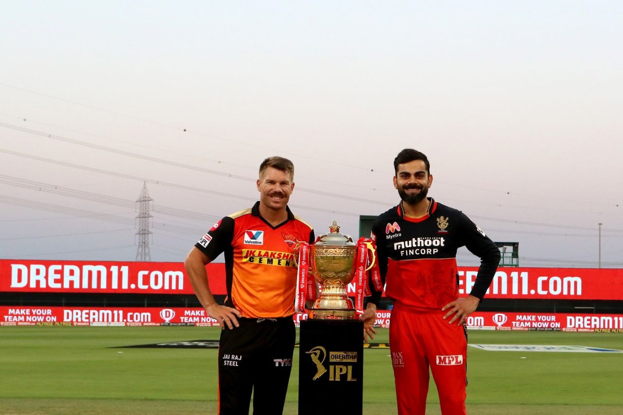 David Warner and Virat Kohli pose with the IPL Trophy, Sunrisers Hyderabad vs Royal Challengers Bangalore, IPL 2020, Eliminator, Abu Dhabi, November 6, 2020