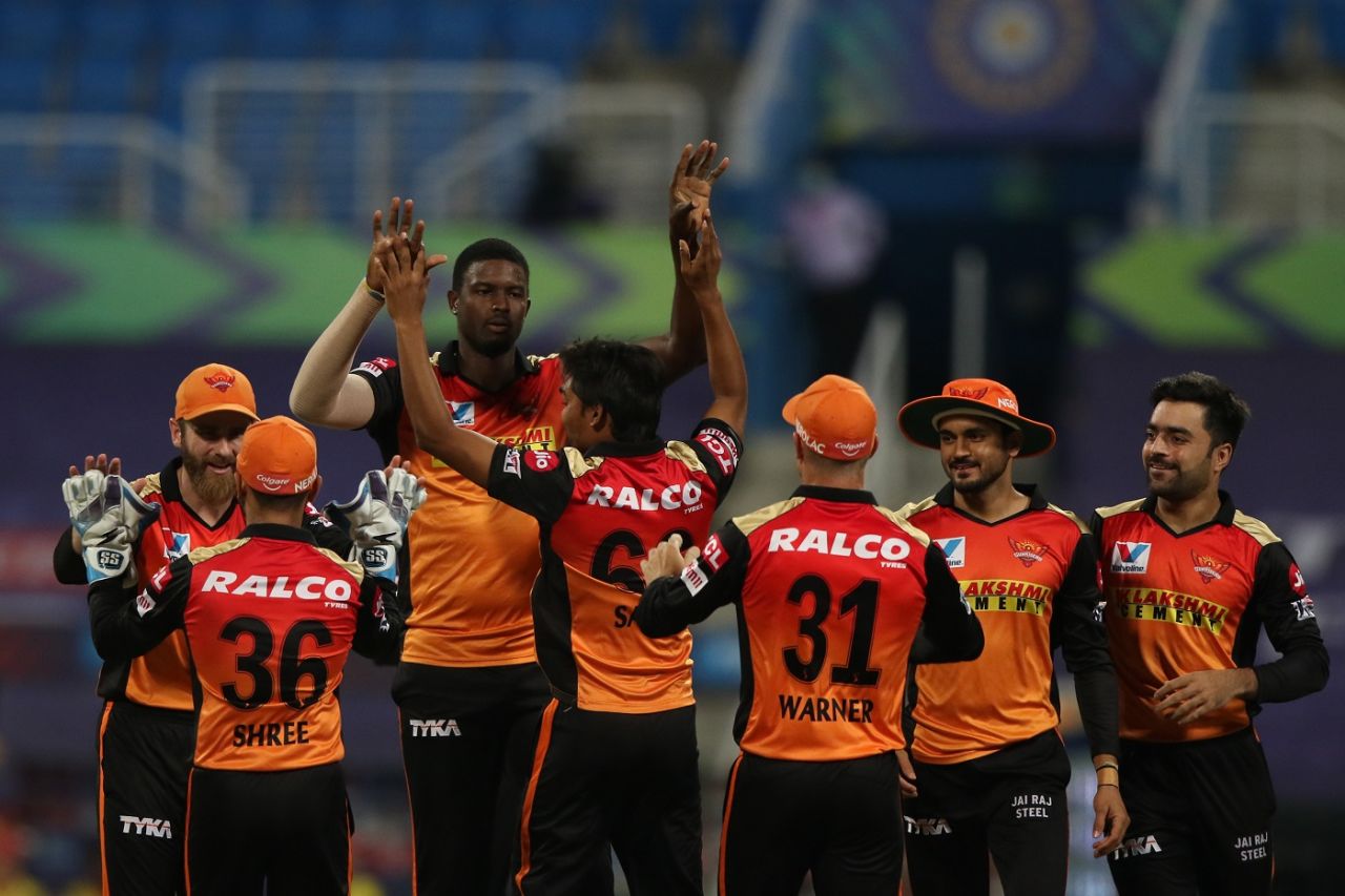 Jason Holder congratulated by SRH team-members after yet another key strike, Sunrisers Hyderabad vs Royal Challengers Bangalore, IPL 2020, Eliminator, Abu Dhabi, November 6, 2020