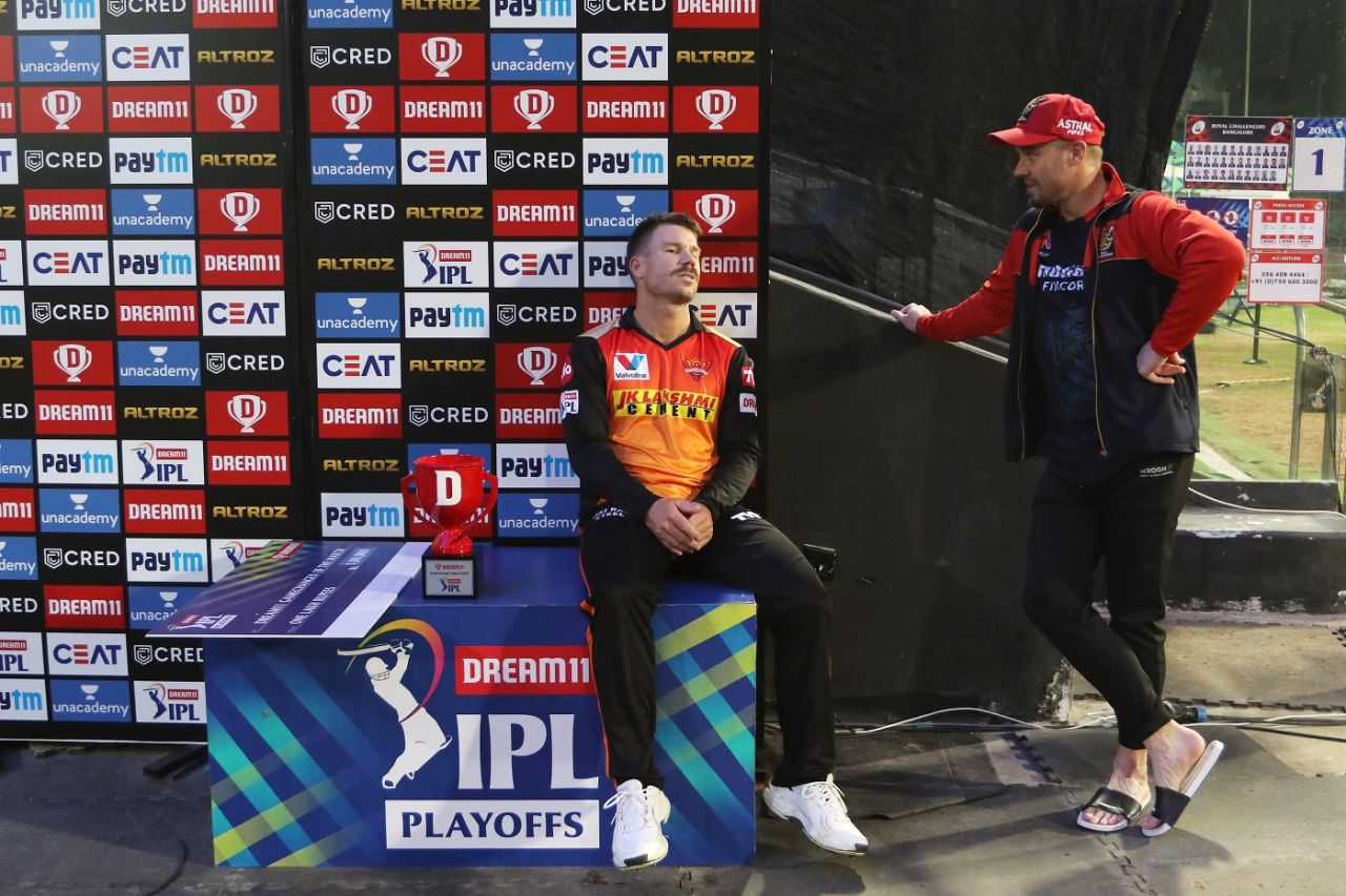 A quiet moment after the match for David Warner and AB de Villiers, Sunrisers Hyderabad vs Royal Challengers Bangalore, IPL 2020, Eliminator, Abu Dhabi, November 6, 2020