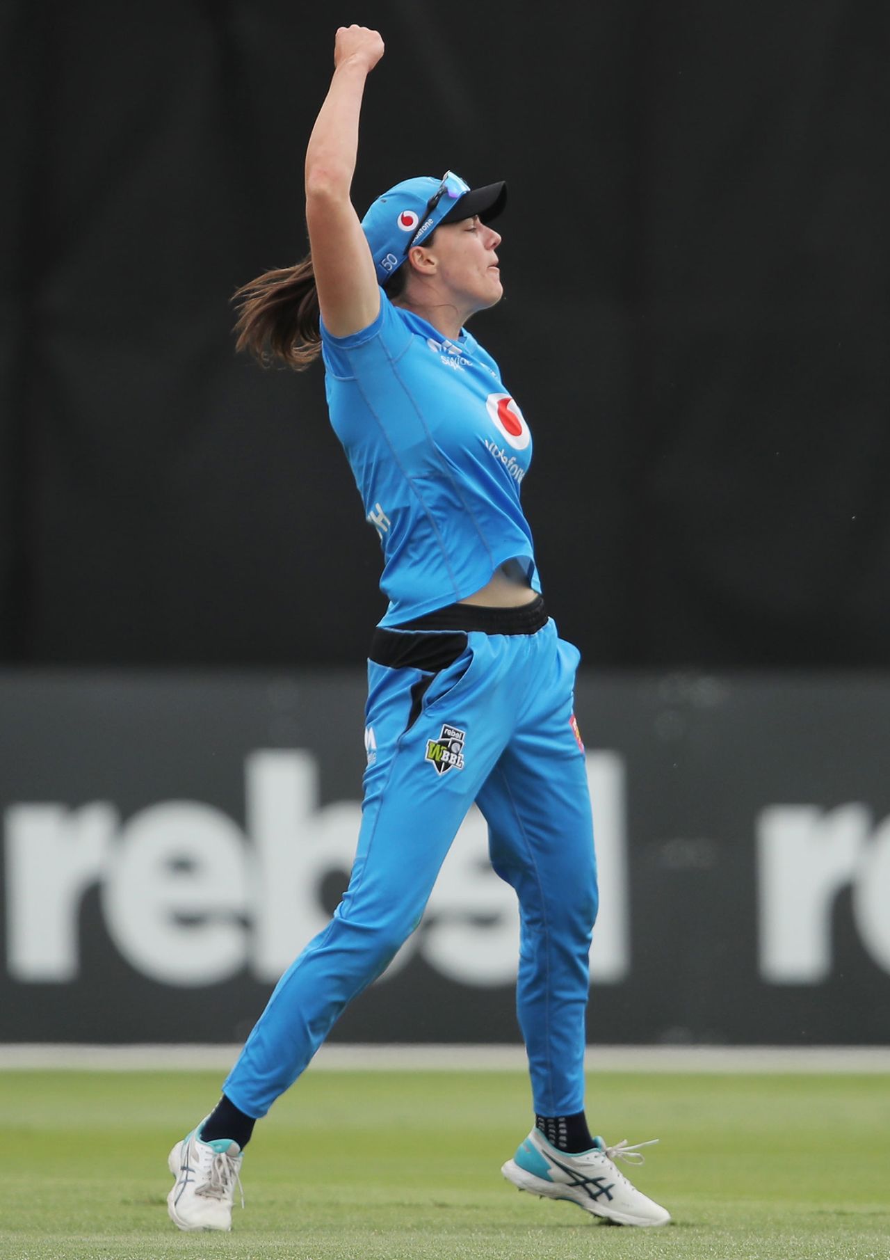 Tahlia McGrath celebrates her spectacular catch, Adelaide Strikers v Brisbane Heat, WBBL, North Sydney Oval, November 7, 2020