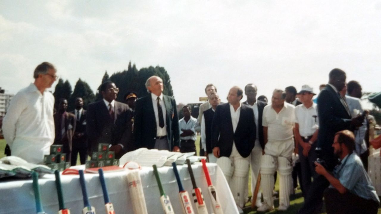 John Major and Robert Mugabe at the presentation while Nawaz Sharif and Shaharyar Khan, both padded up, look on 