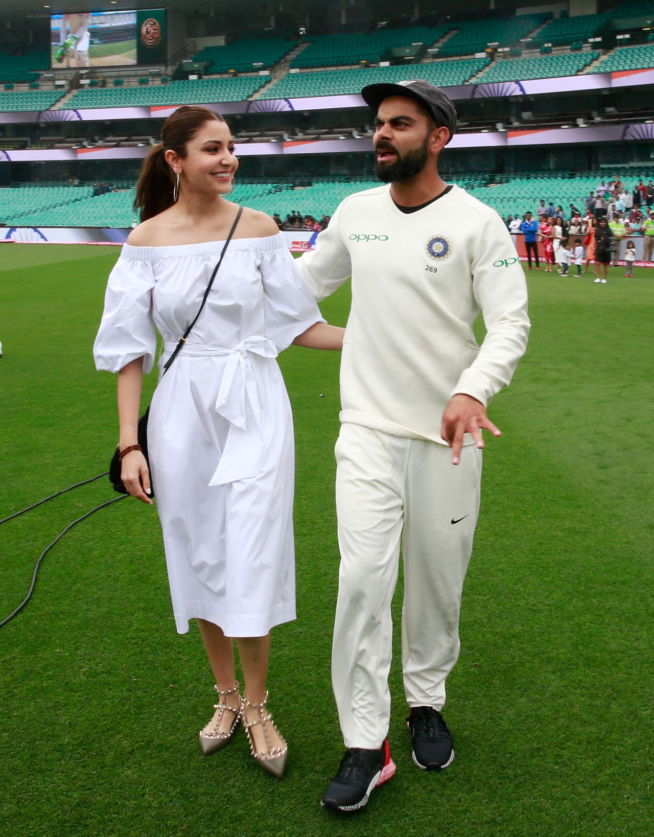 Virat Kohli and Anushka Sharma on the SCG outfield, Australia v India, 4th Test, SCG, January 7, 2019