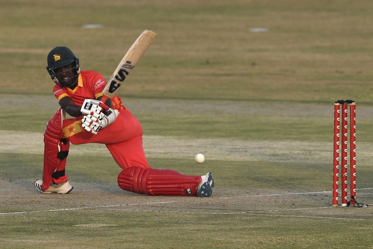 Wesley Madhevere plays a sweep, Pakistan vs Zimbabwe, 3rd T20I, Rawalpindi, November 10, 2020